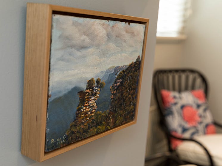 Original oil paintings showing the local mountain scenery feature in all rooms