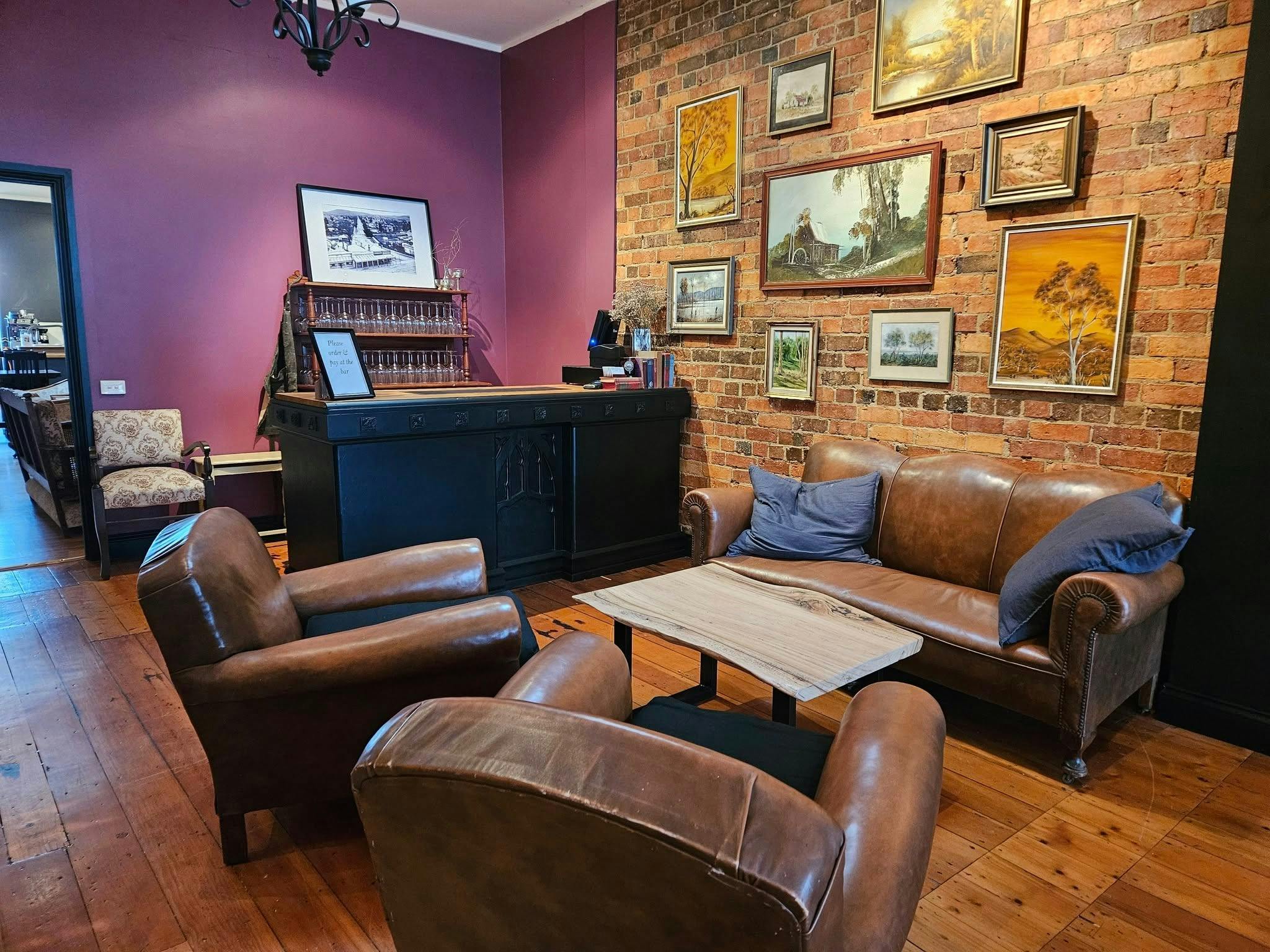 Oak and Hound Wine Bar