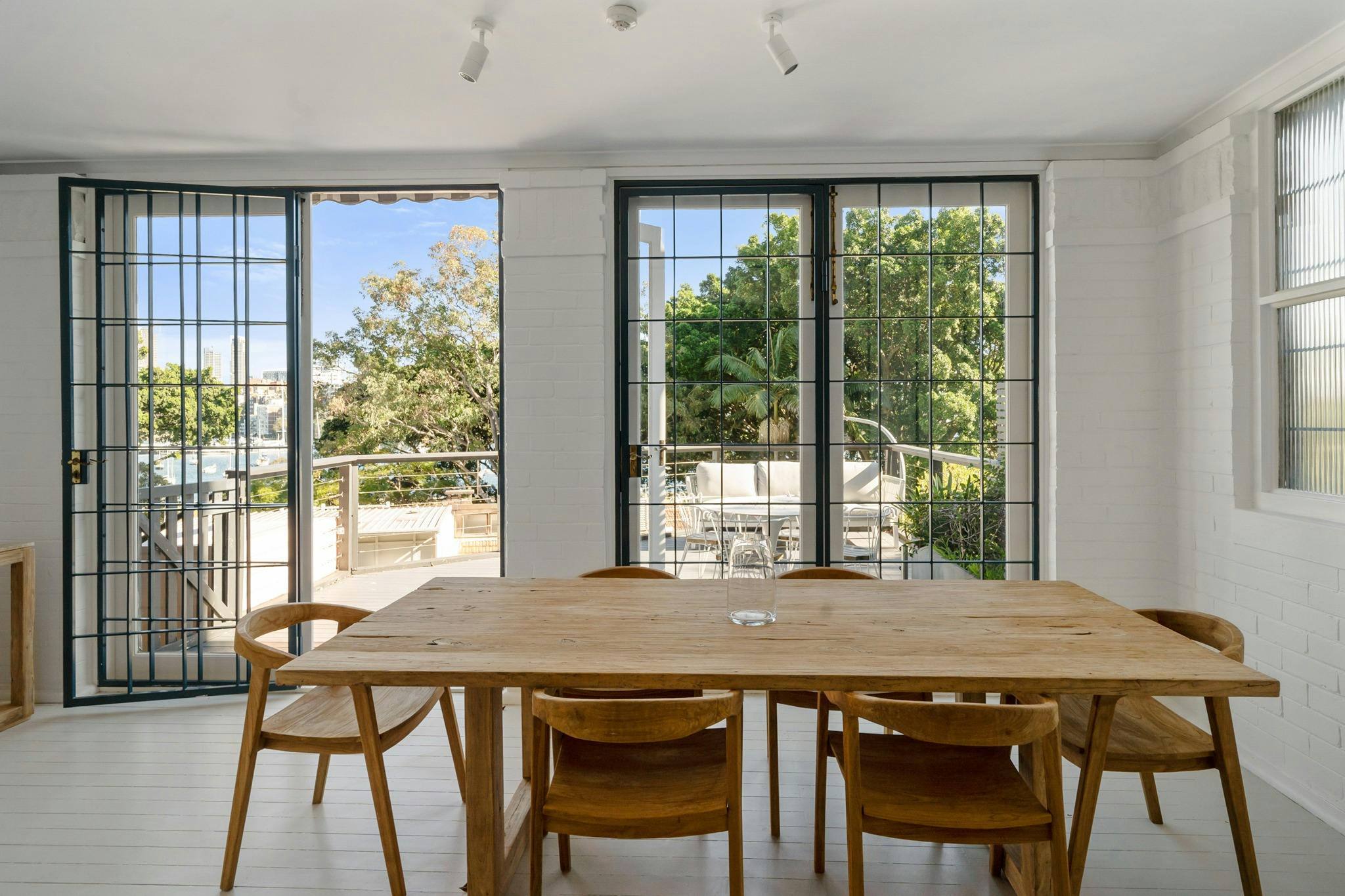 宽敞的用餐区，配有大桌子和开放式阳台景观。