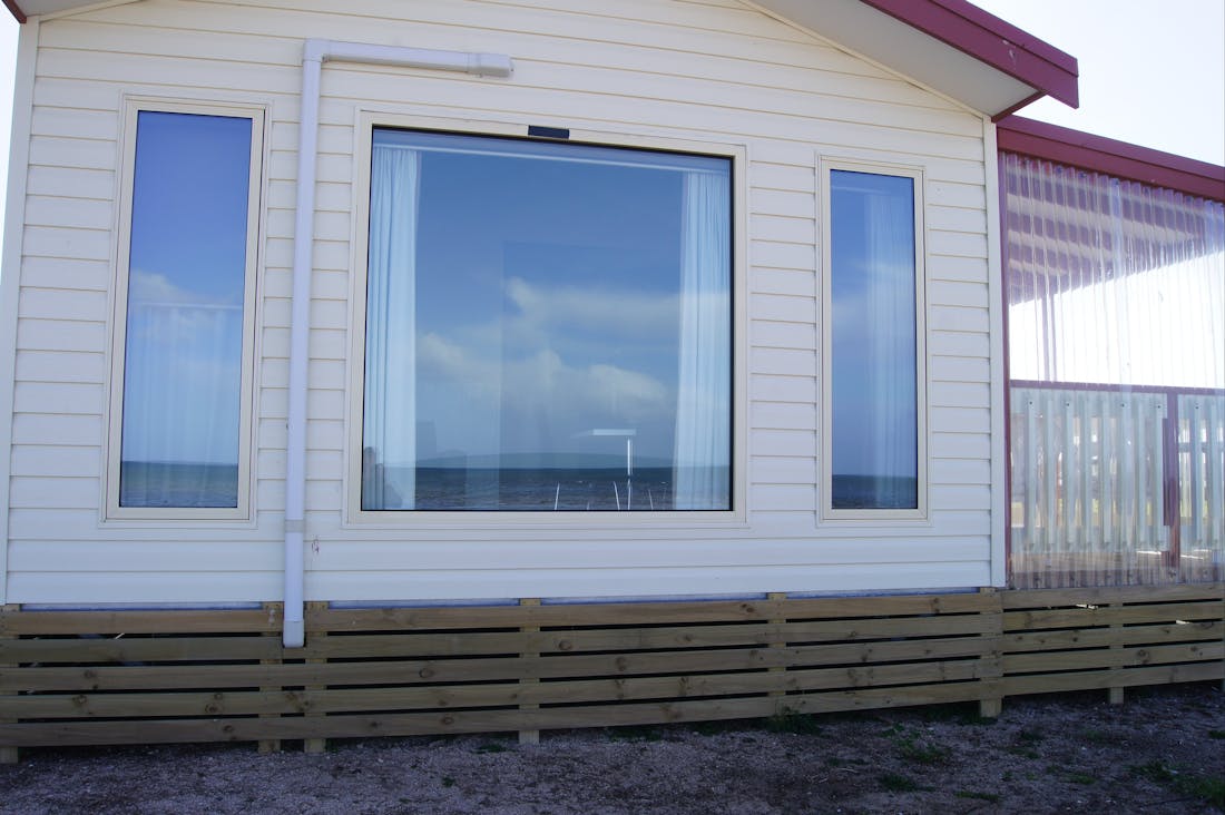 Port Vincent Foreshore Caravan Park, DELUXE ENSUITE CABIN Port