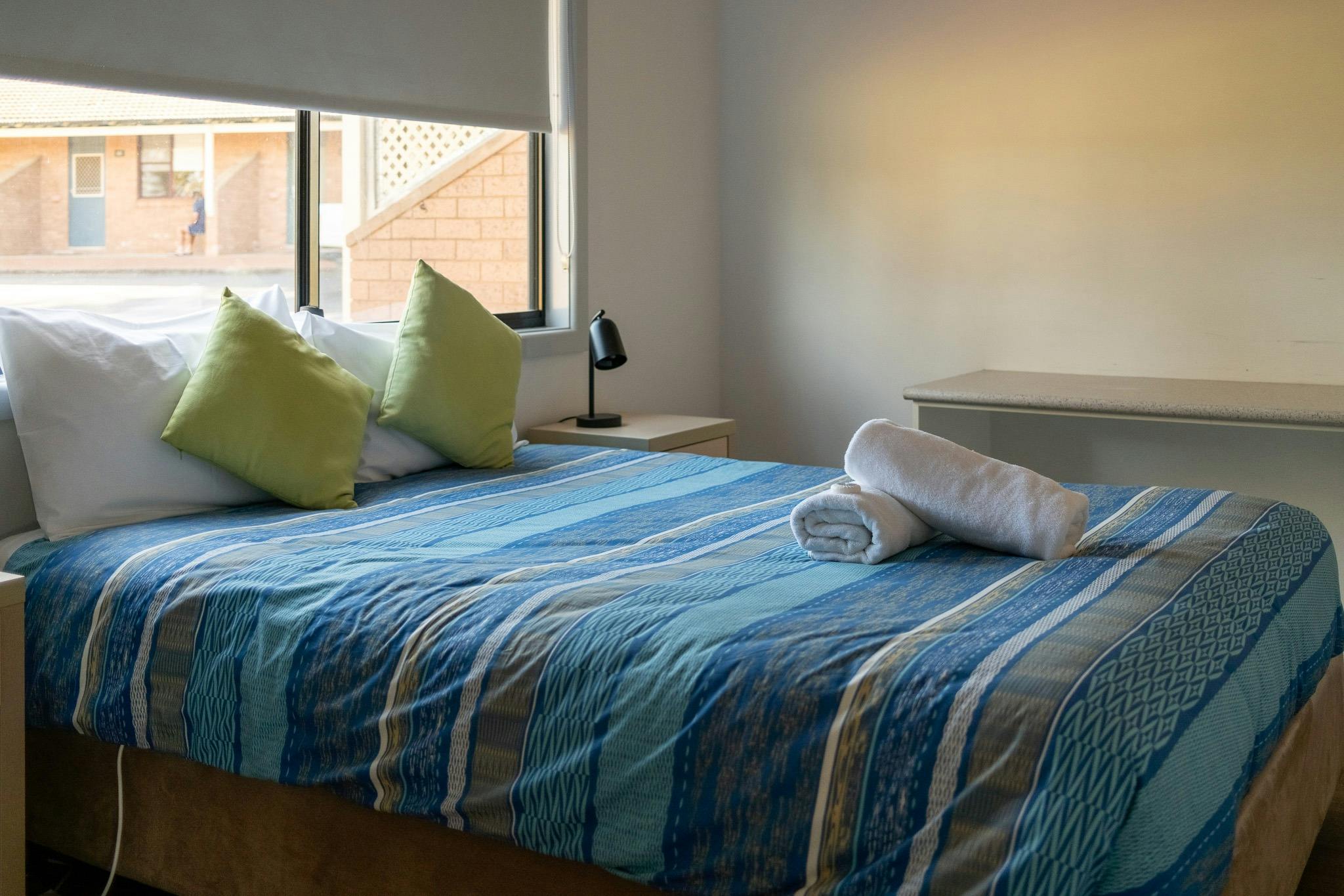 나란데라 레이크 탤벗 관광 공원의 캐빈 내부 침실