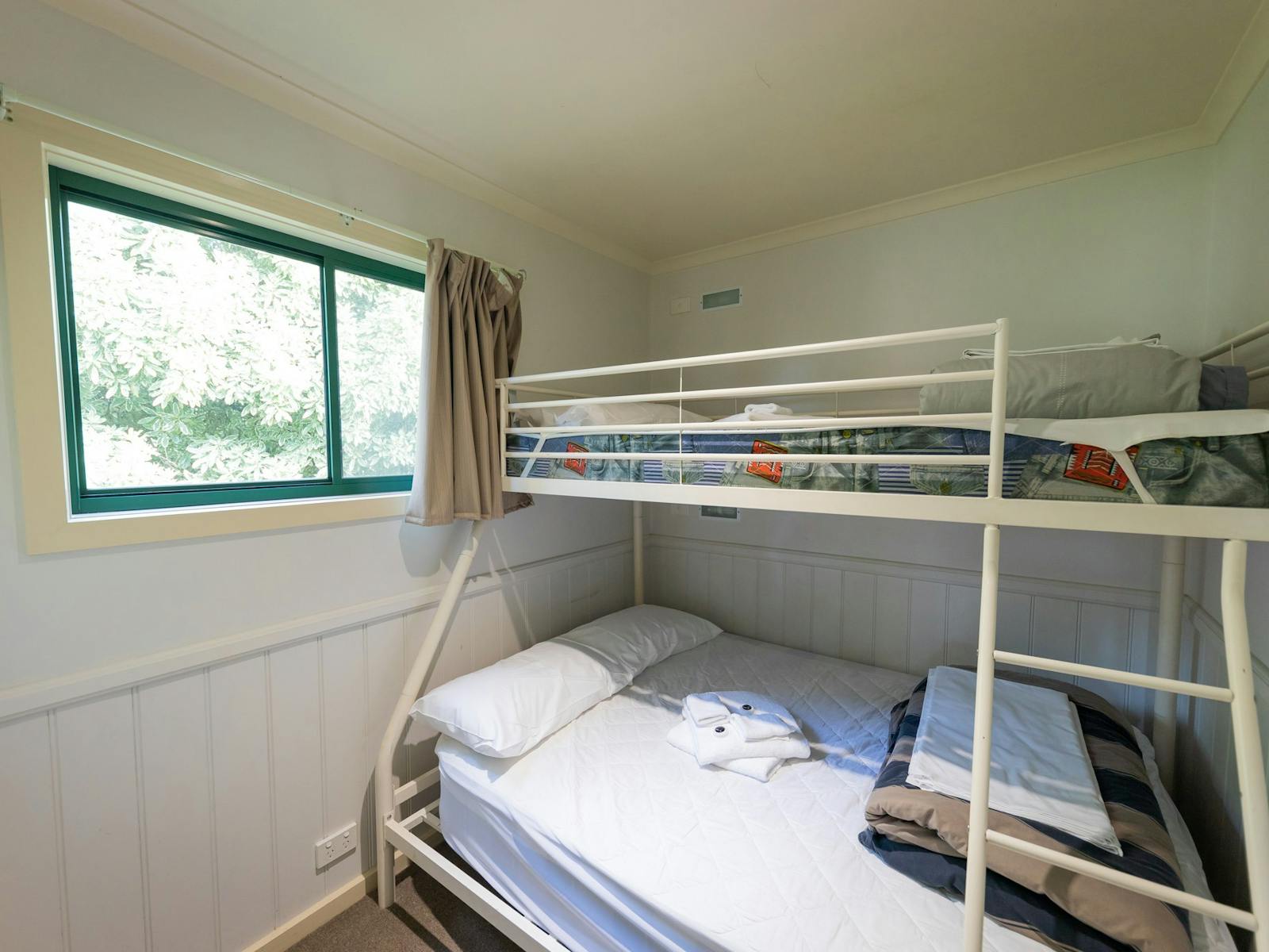 Eildon_Three bedroom cabin_Tri bunk