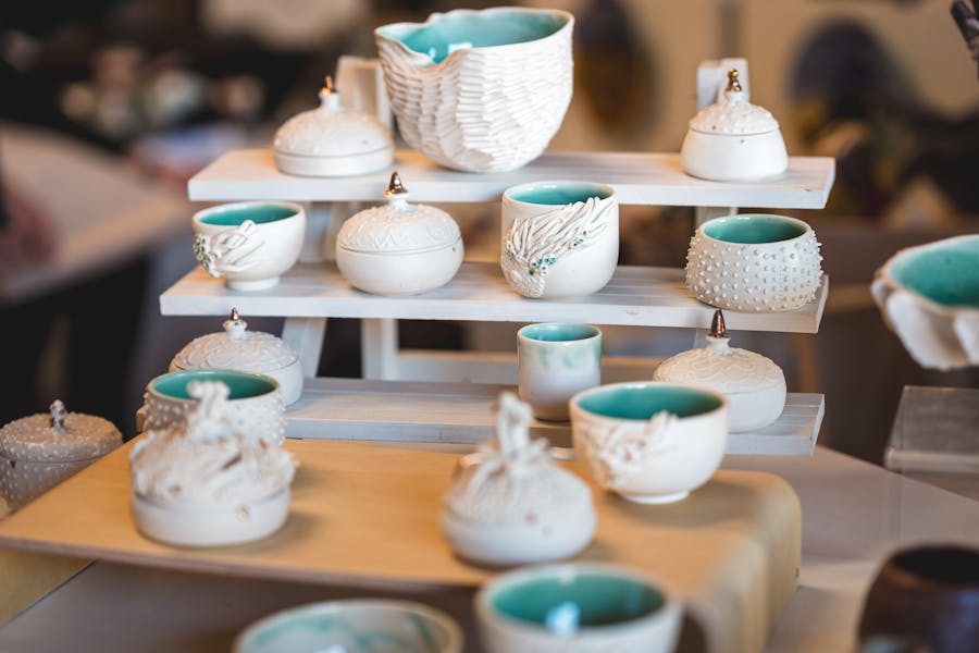 Porcelain vessels on stand