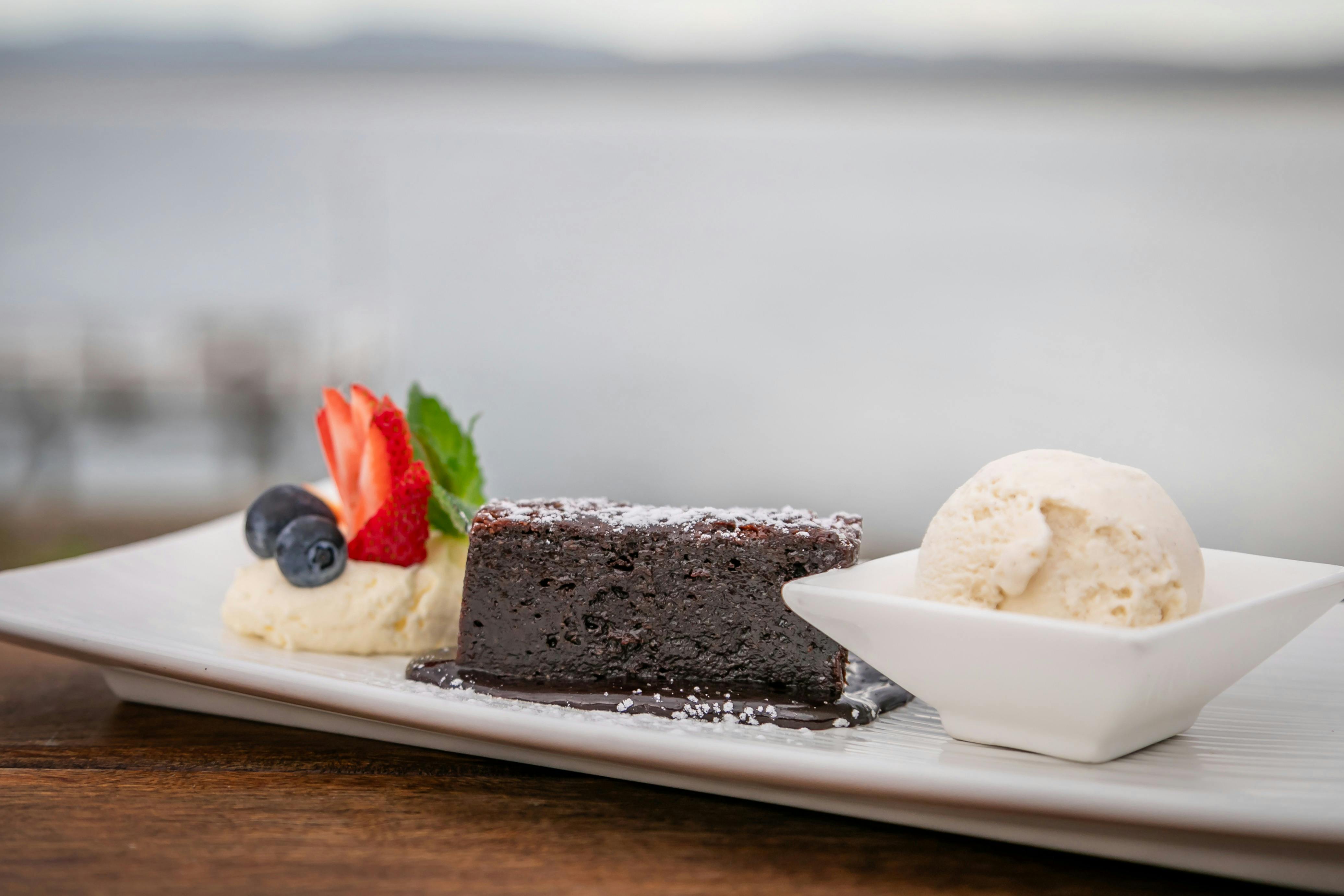 진하고 부드러운 초콜릿 브라우니를 따뜻하게 크리미한 바닐라 아이스크림과 함께 즐겨보세요.