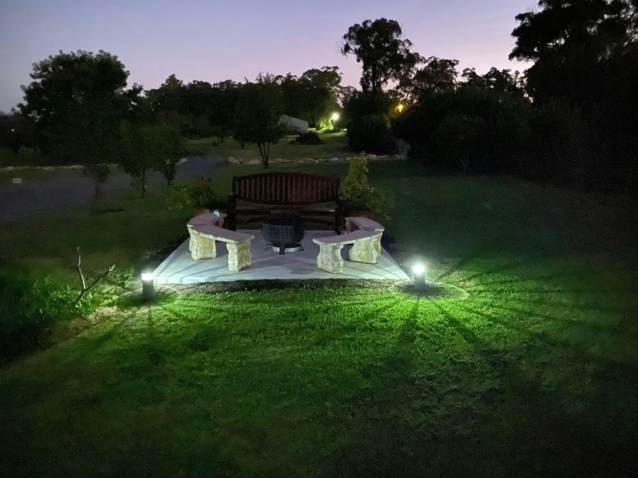 屋外での座り方