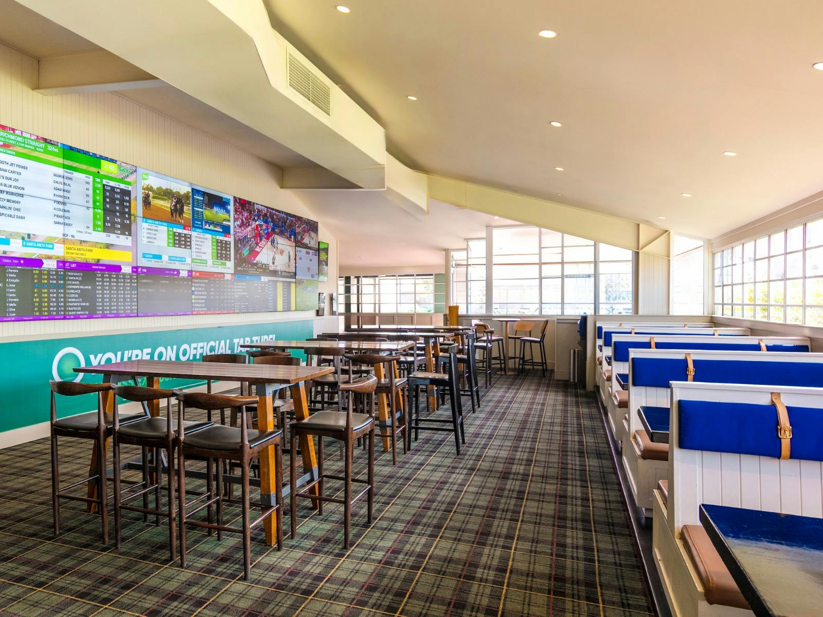 山茶花飯店 (The Camellia Hotel) 的運動酒吧休息區，提供多種座位選擇