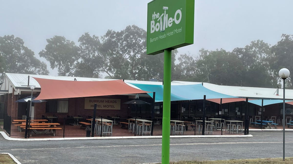 photo of the front of Burum Heads Hotel Motel with outdoor eating area