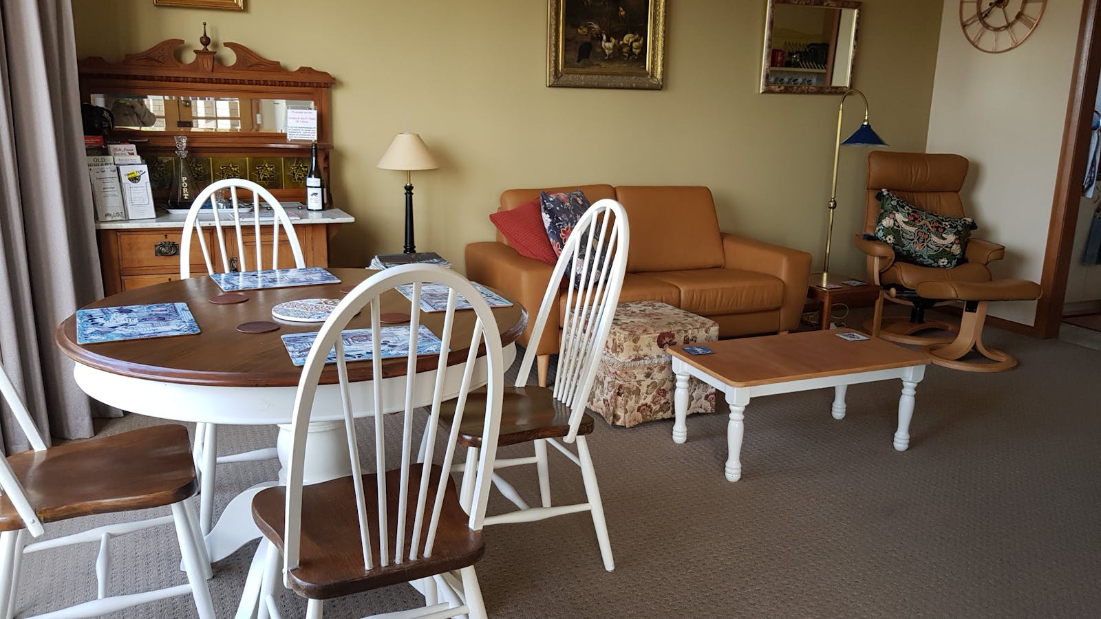 Dining area enjoys magnificent views out over Coal River Valley and Barilla Bay