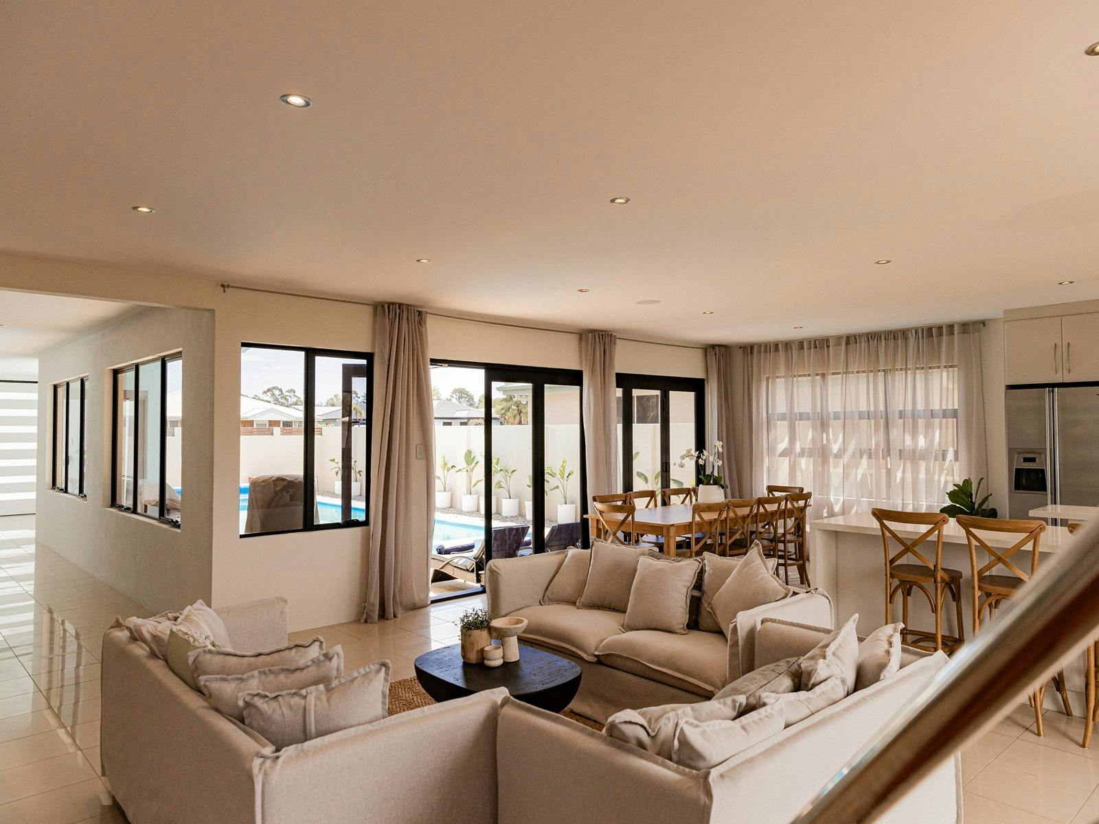Lounge/Dining