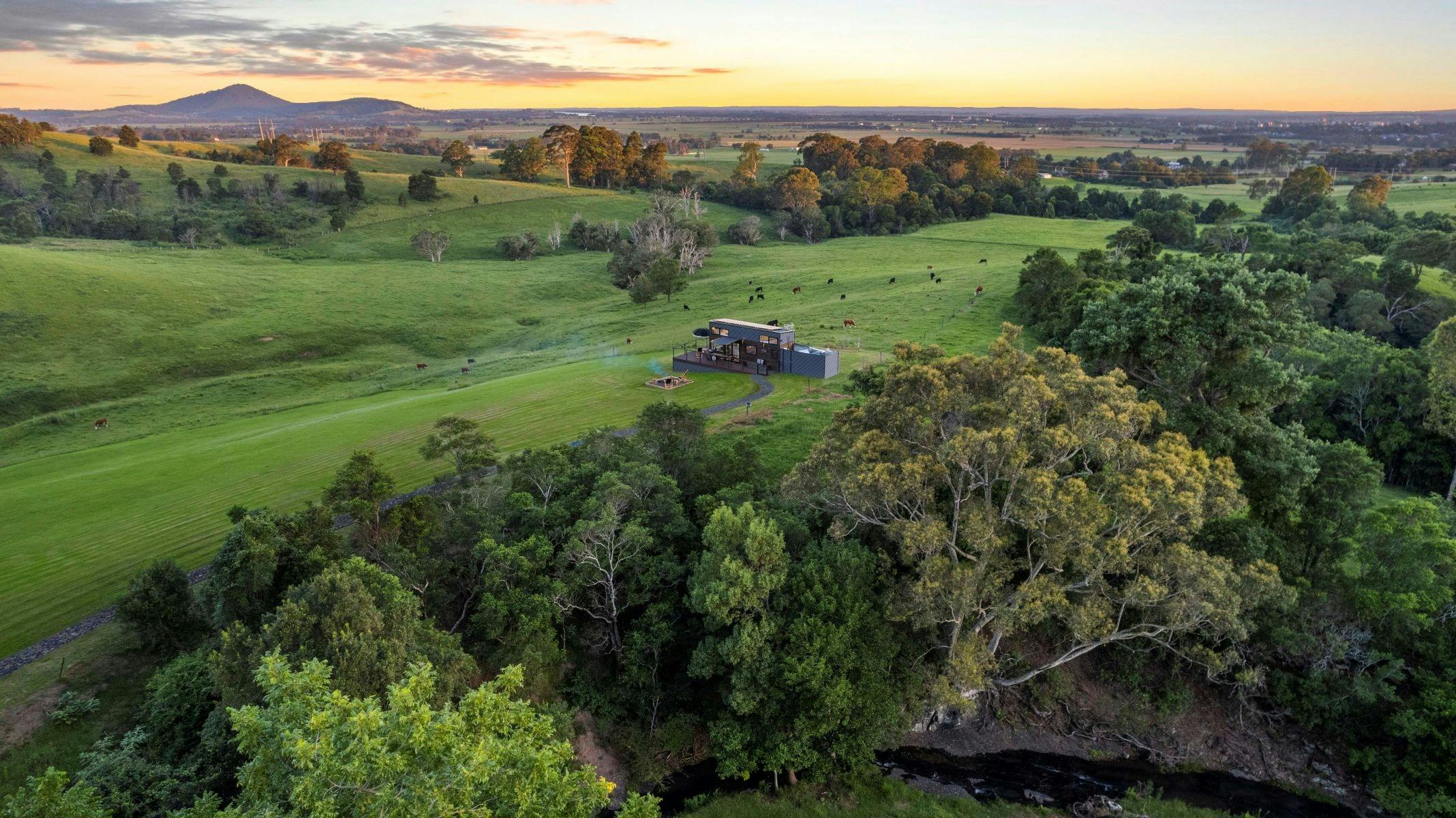 사진 중앙에 Tiny Home Moonsong이 있는 전체 부지의 공중 사진 이미지