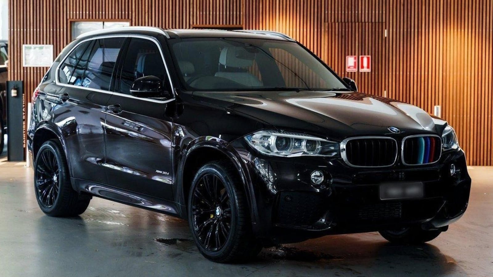 Jewel Transfers cairns airport transfers to port douglas in chauffeured limo Jewel Transfers cairns airport transfers to port douglas in chauffeured limo