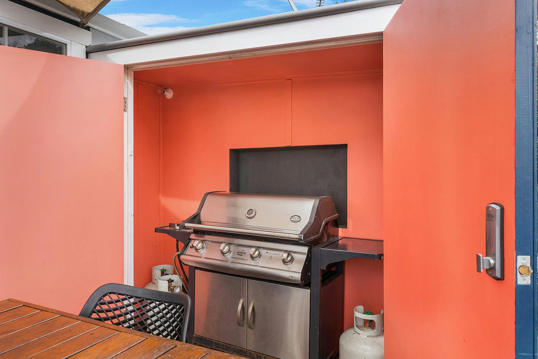 Avalon 4-bunner gas BBQ adjacent to the outdoor deck with dining table & chairs
