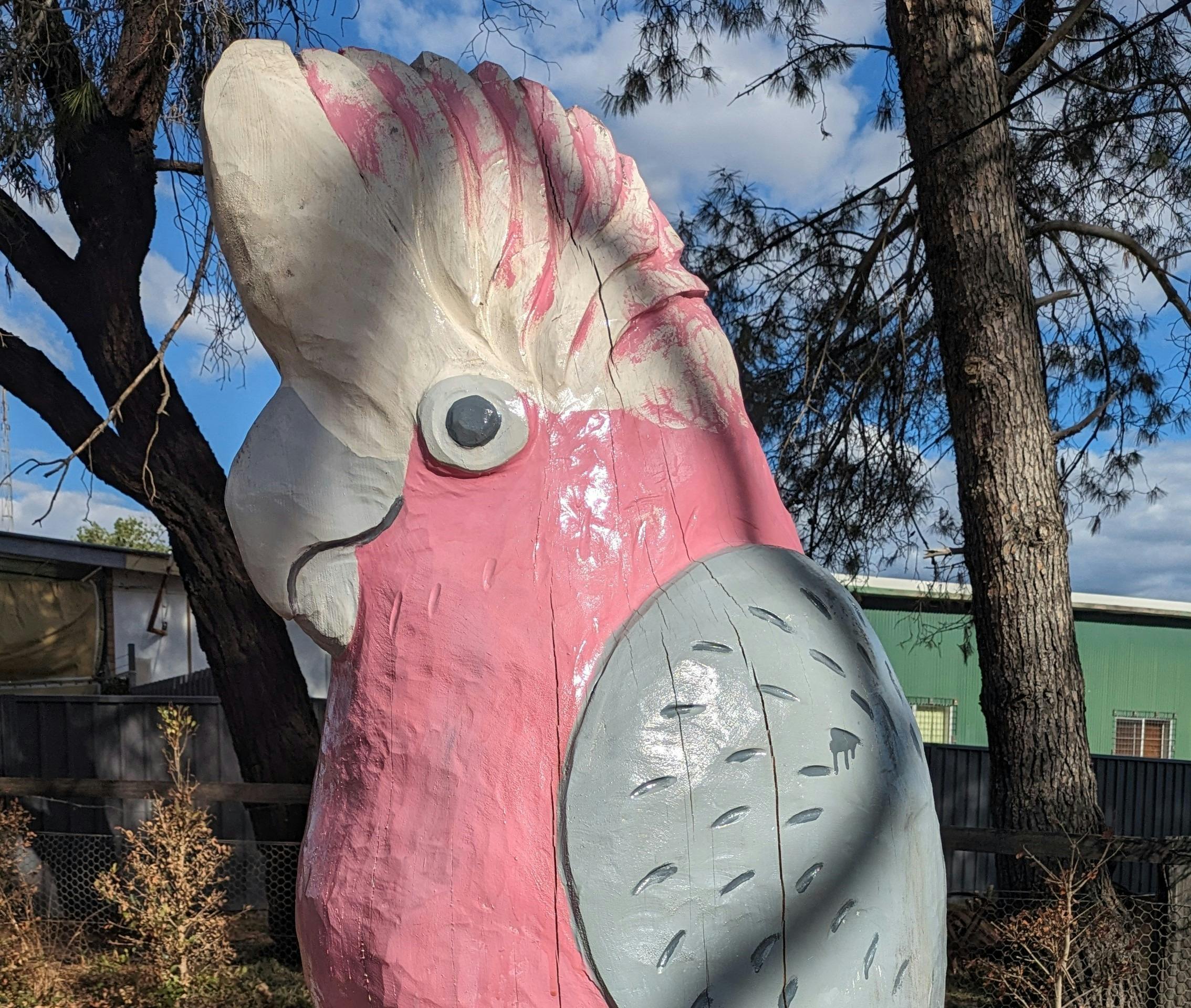 木製モモイロモモの彫刻