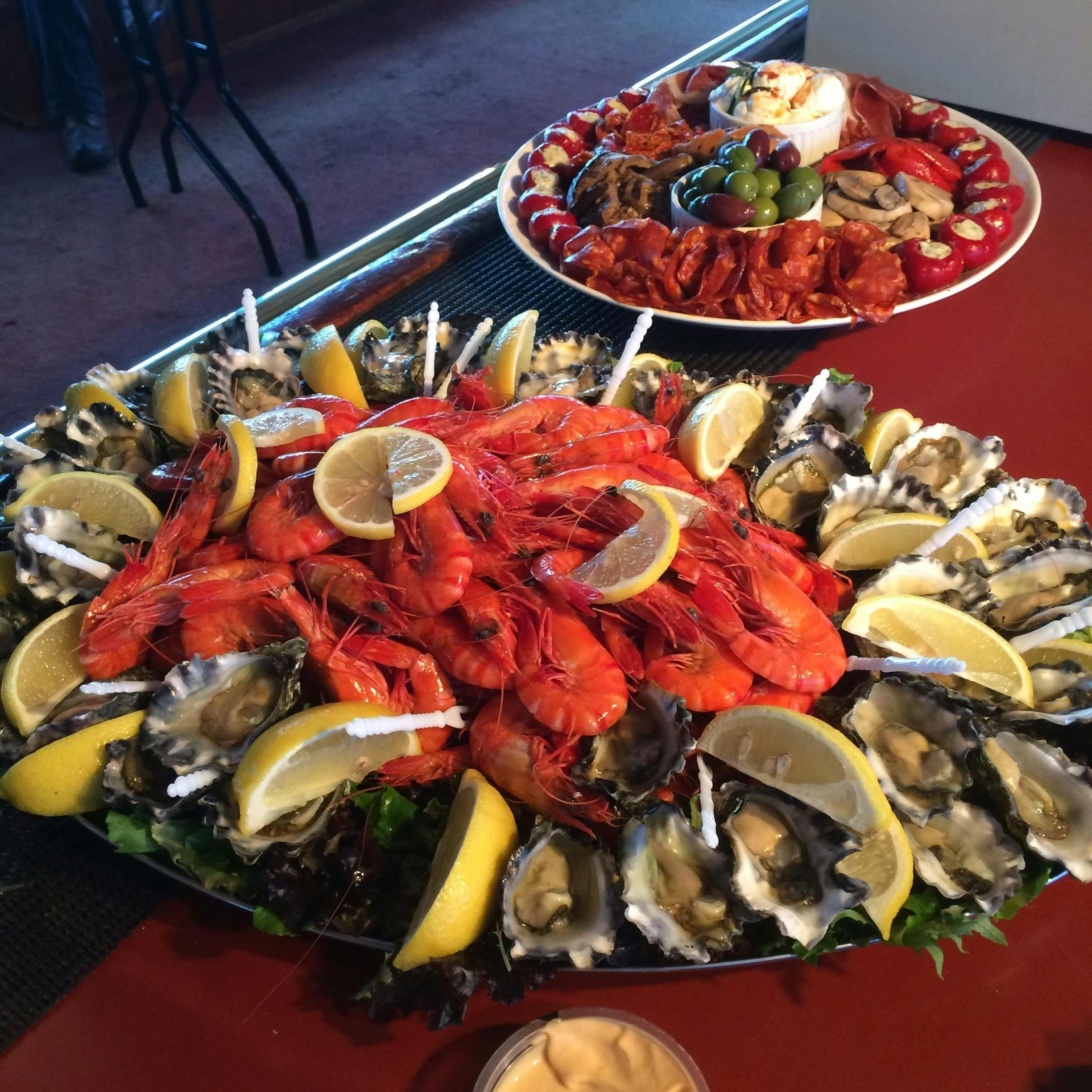 この地域は、一年中新鮮に収穫された高品質のカキで有名です