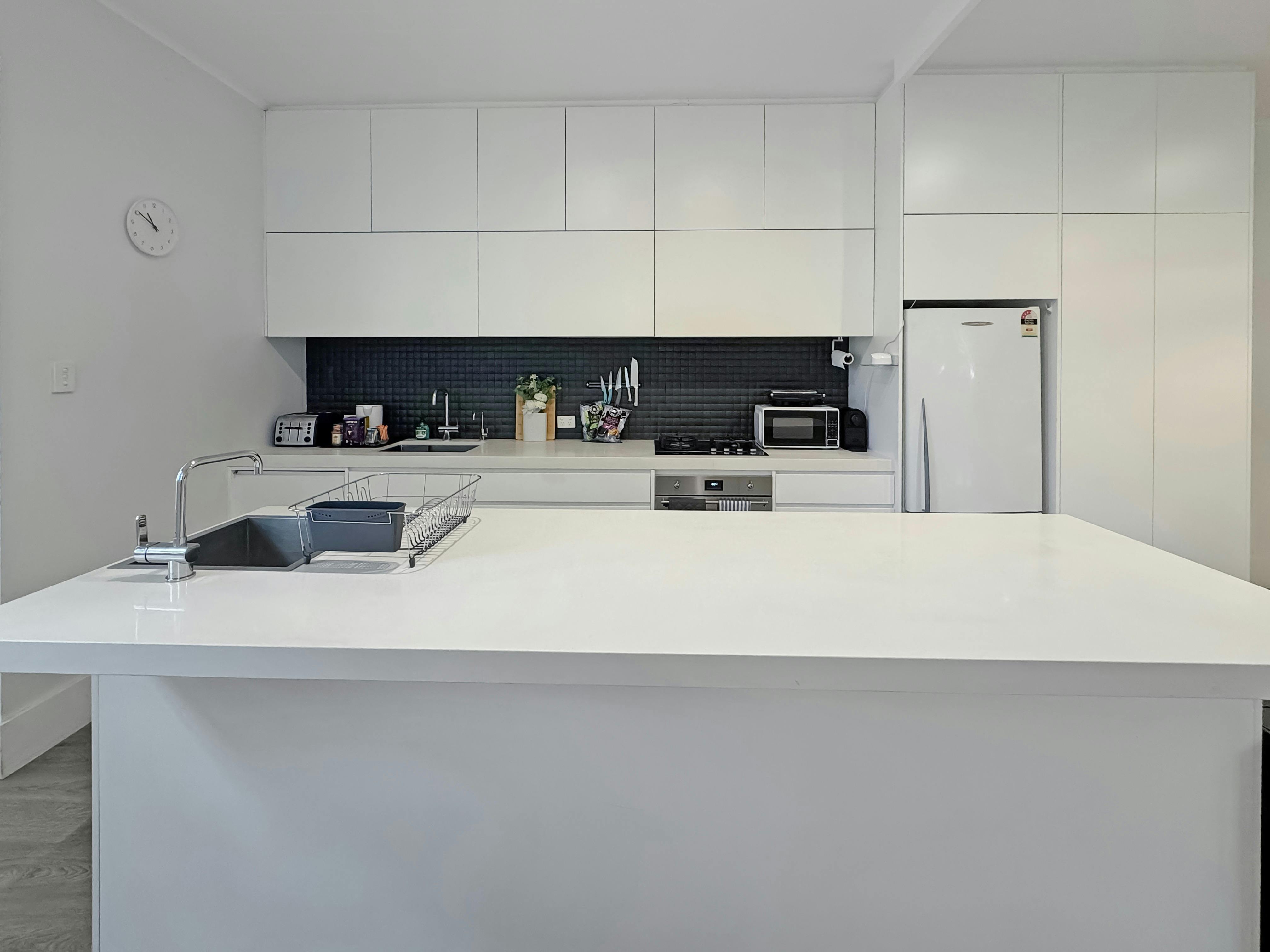 時尚、寬敞的廚房，線條簡潔，配備現代化的設備。