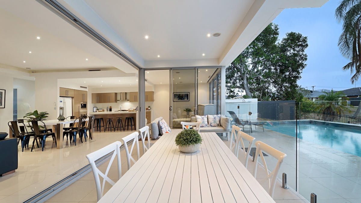 Outdoor undercvoer dining