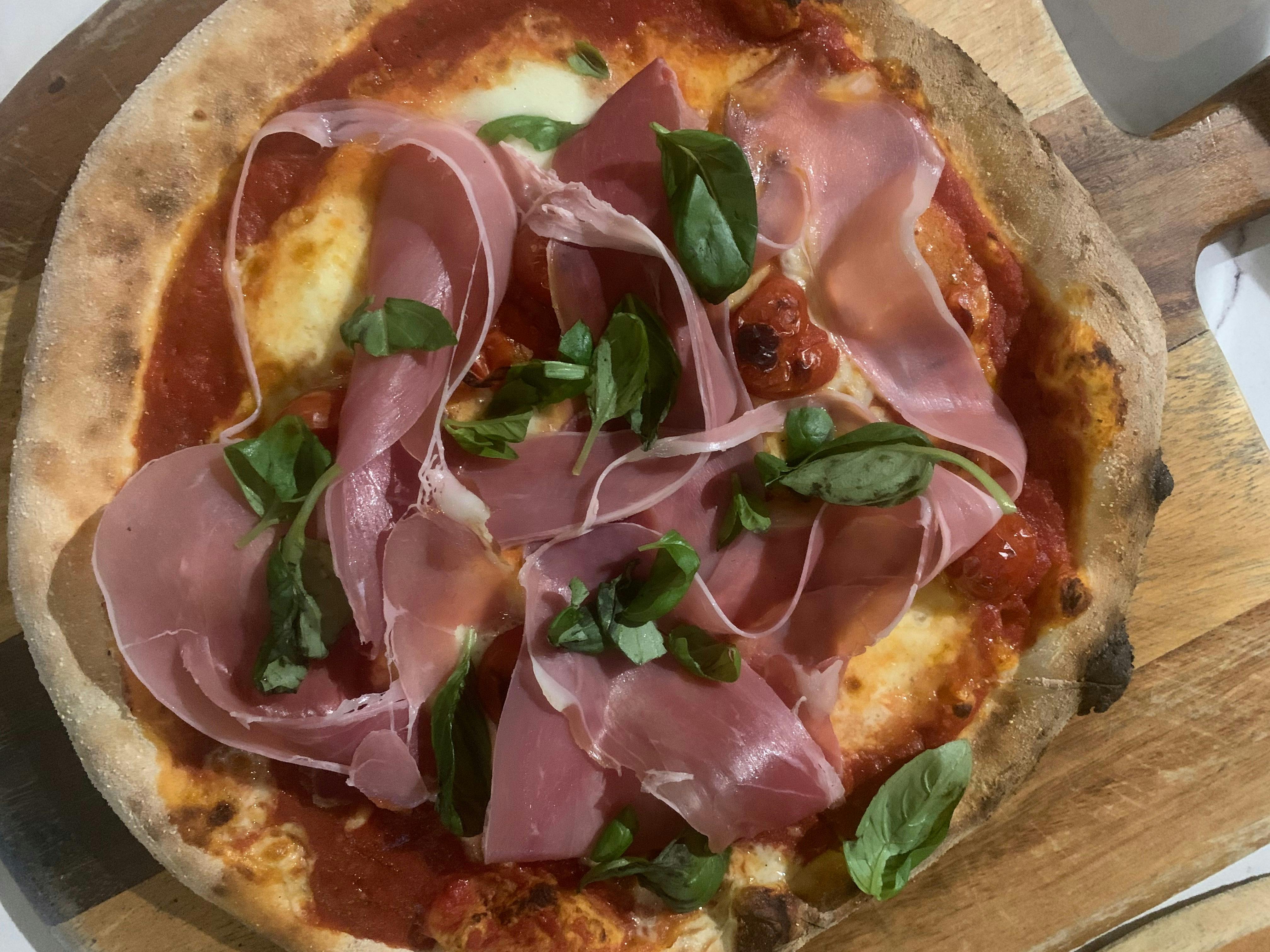 A breakfast pizza