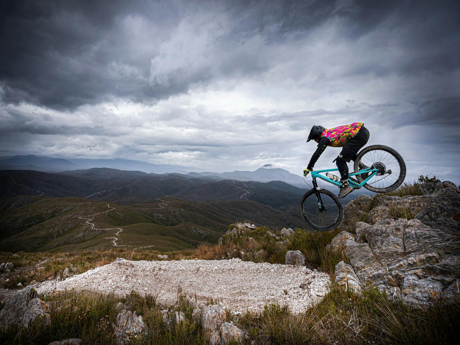 MTB rider on Heemskirk ranges