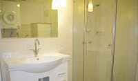 Bathroom One Bedroom Deluxe Apartment Palm Cove Tropic