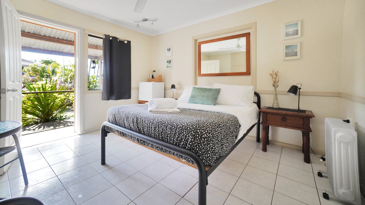 Ensuite room with double bed, mini fridge, tea/coffee facilities, aircon, heating, ceiling fan