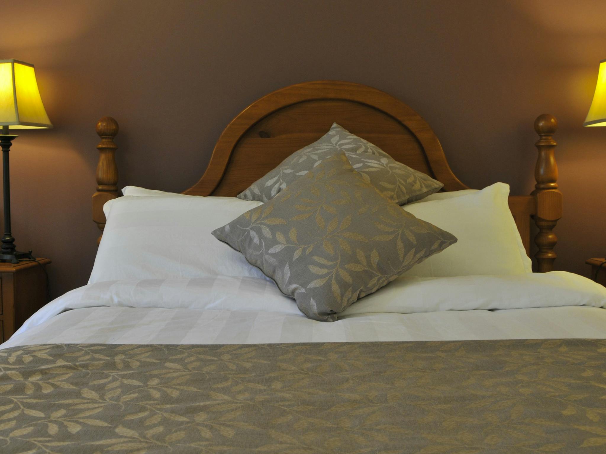 stay a while at black spur inn in a Premier Queen room