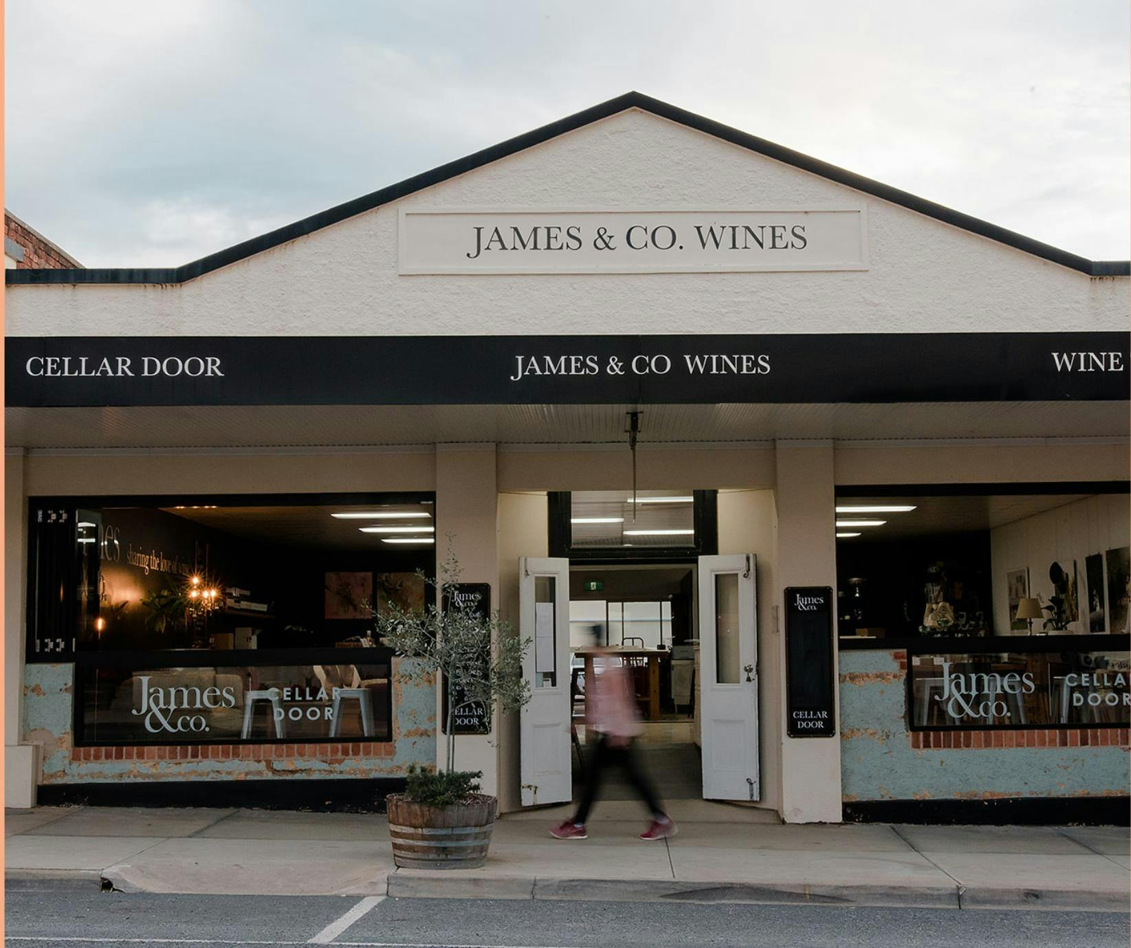 136 Main Street의 Rutherglen 와인 마을 중심부에 있는 와이너리를 찾아보세요