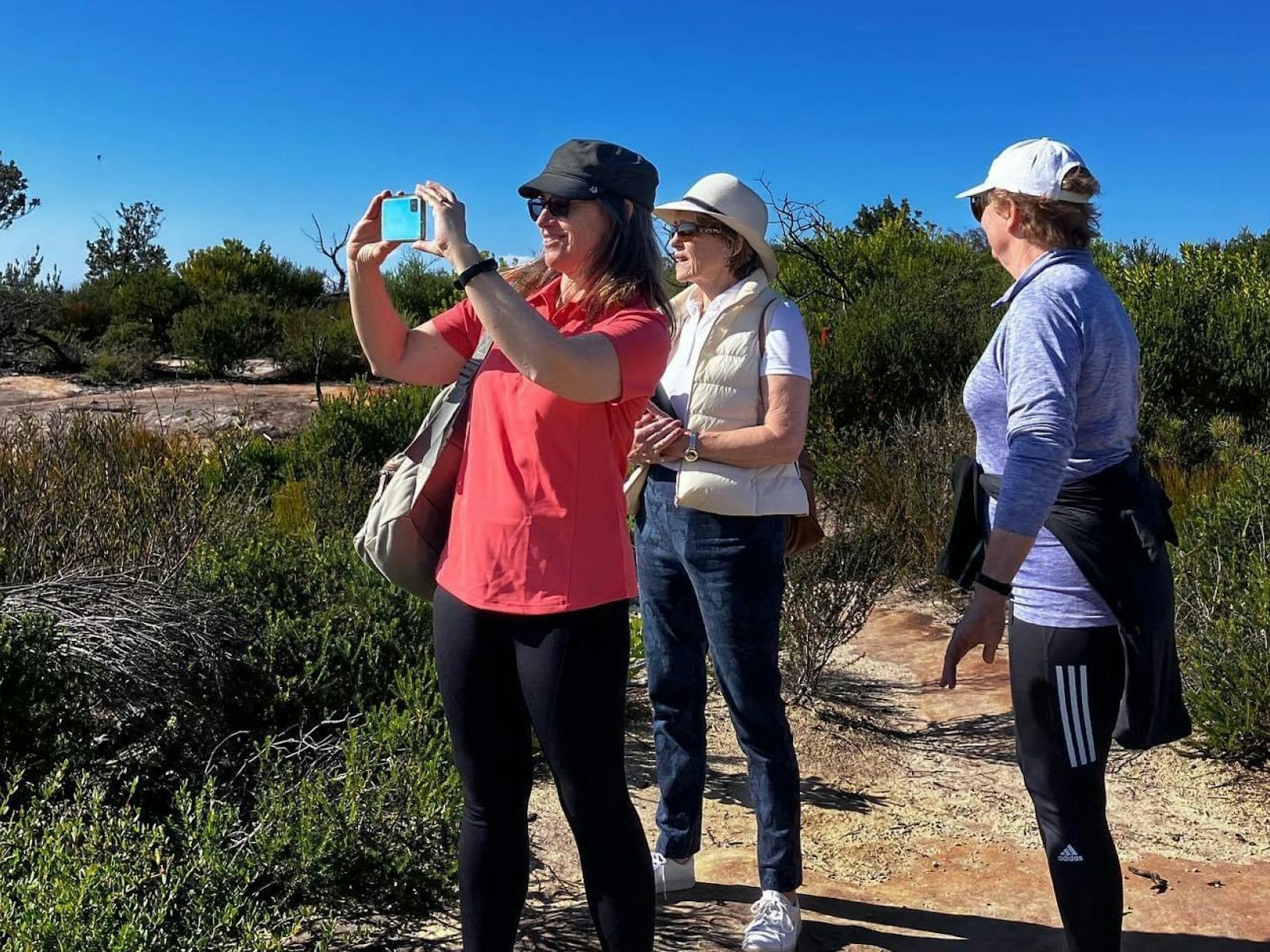 トレイルを歩く3人