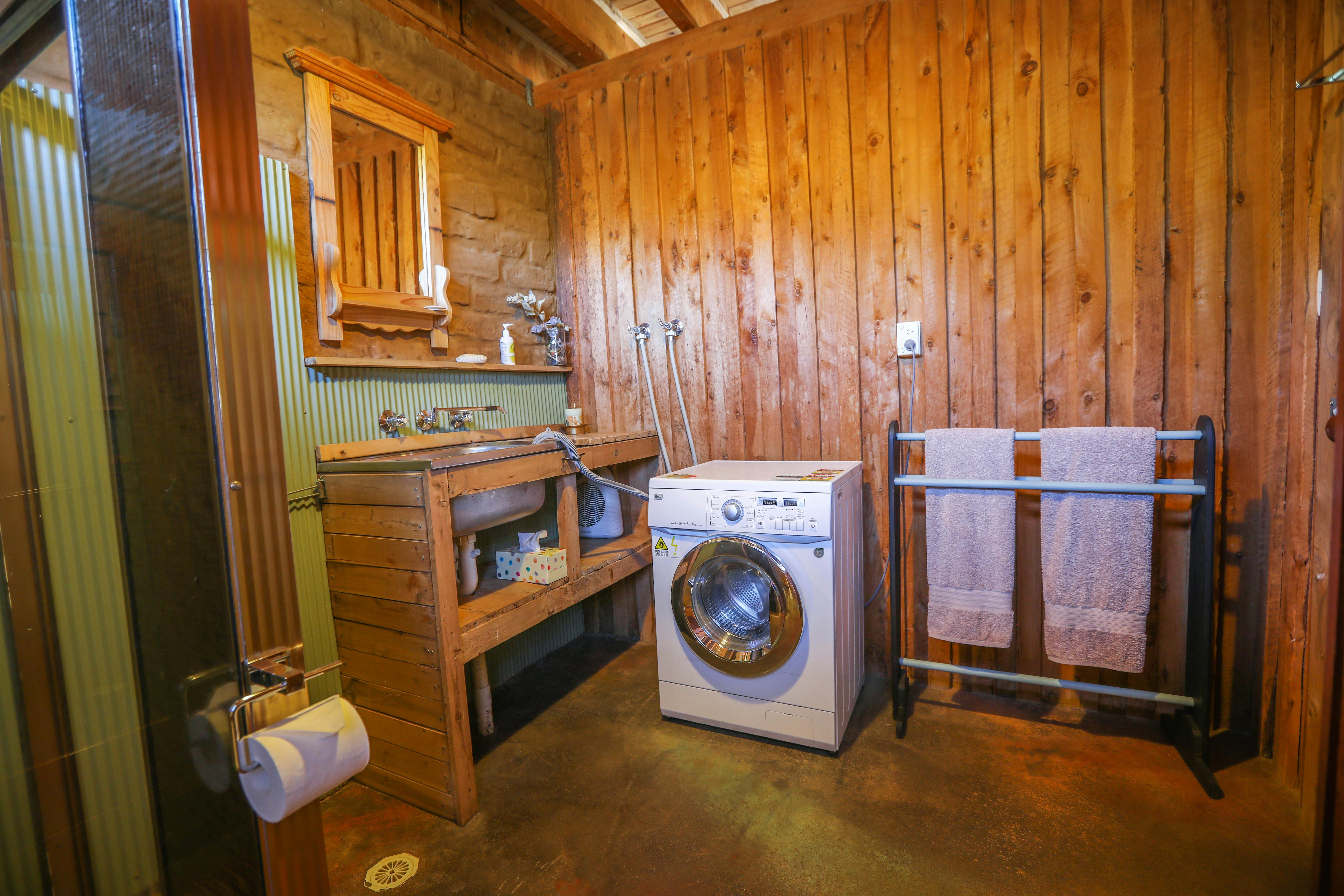 A convenient laundry shower room