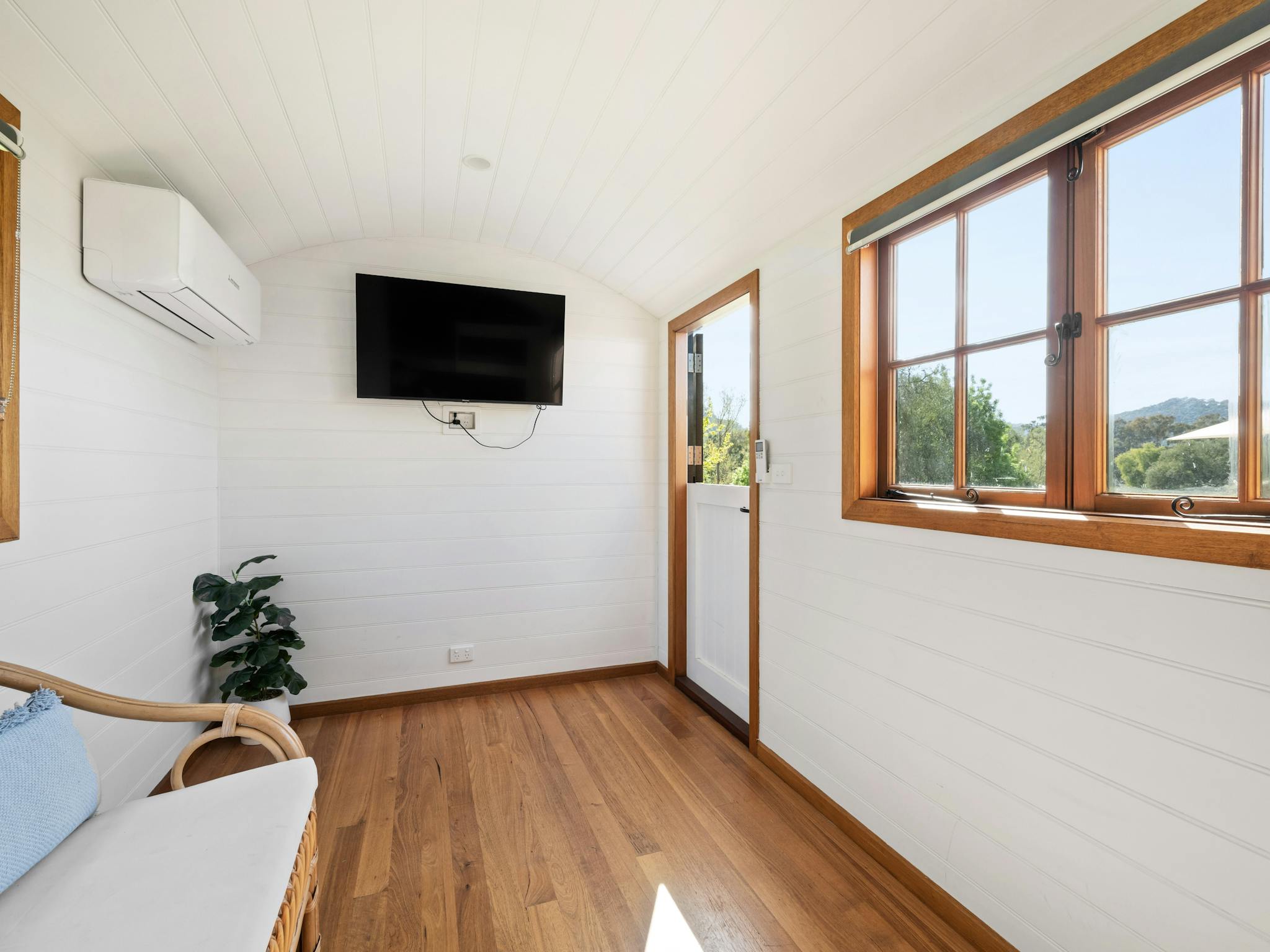The Family Shepherd's Hut eldorado caravan park