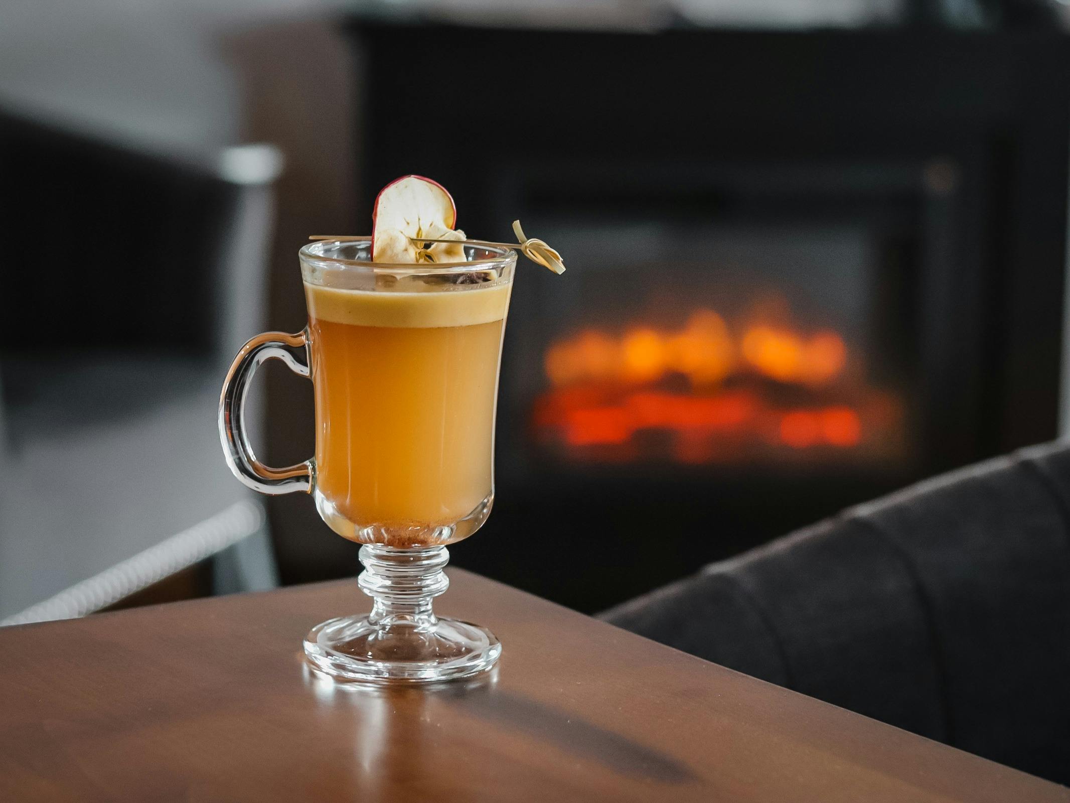 NSW 서부 시드니 쿠라종에 있는 Schembrae's에서 매주 열리는 핫 버터드 럼 겨울 칵테일 스페셜