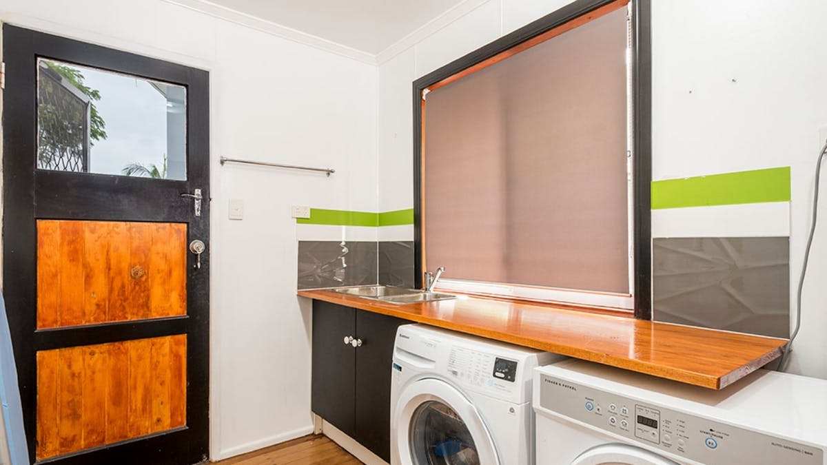 4 Bedroom home in Burleigh - Laundry Facilities
