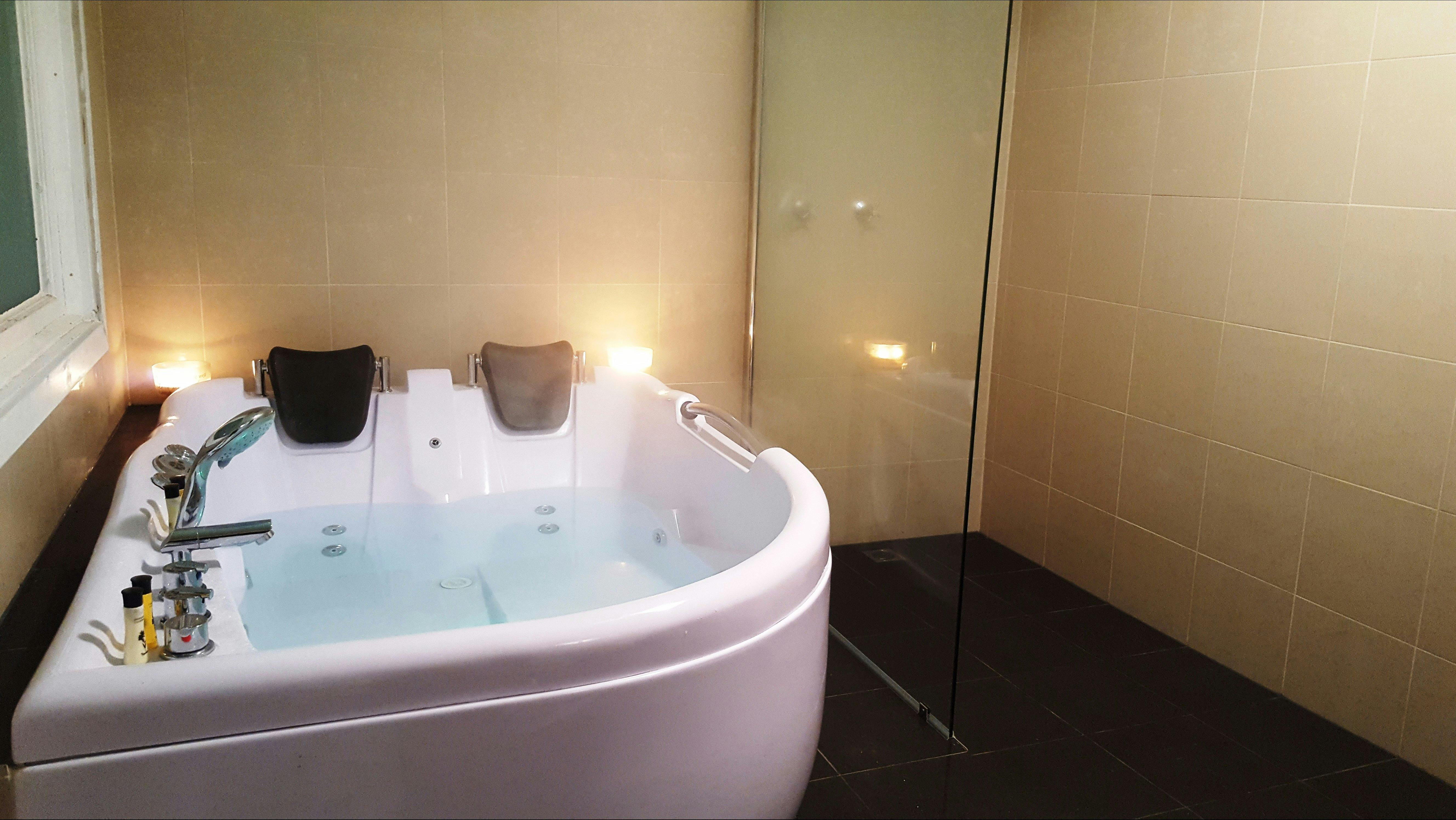 Wellington Cottage (for 2)  indoor bath