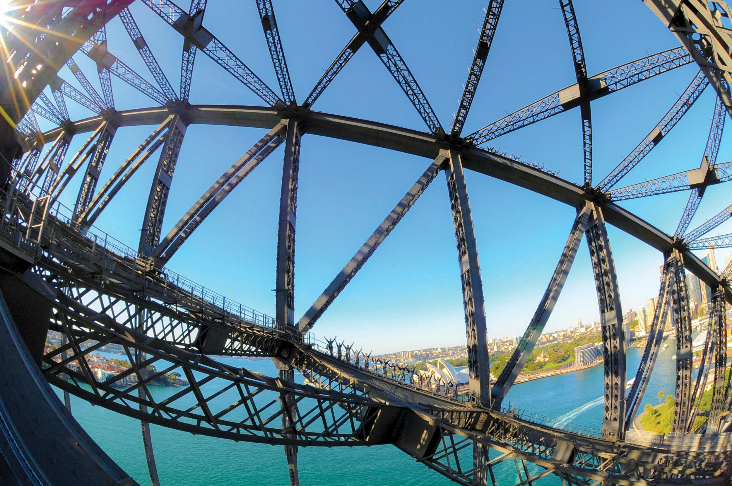Klettern Sie durch das Herz der Sydney Harbour Bridge, bevor Sie zum Gipfel durchbrechen
