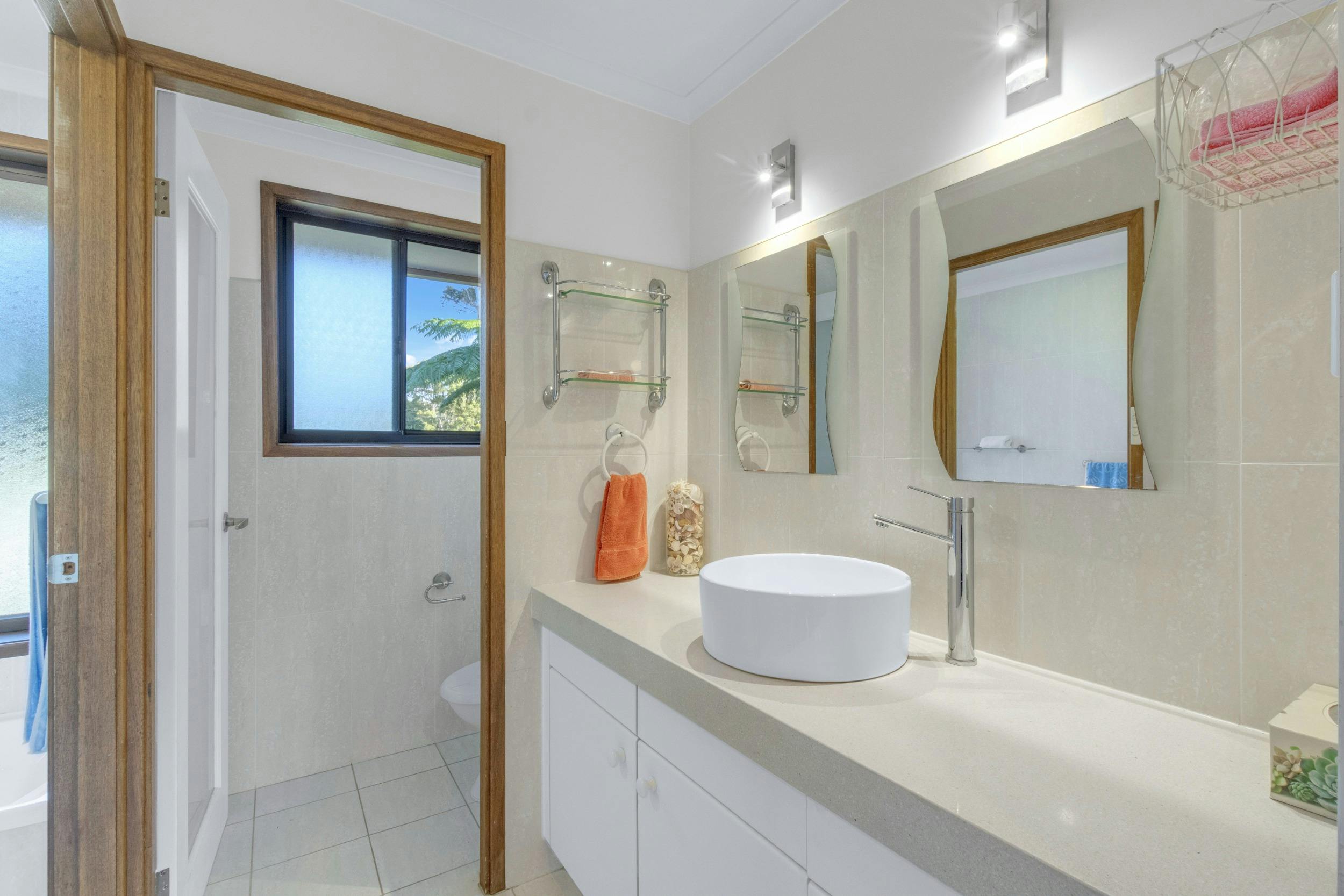 세면대와 샤워실