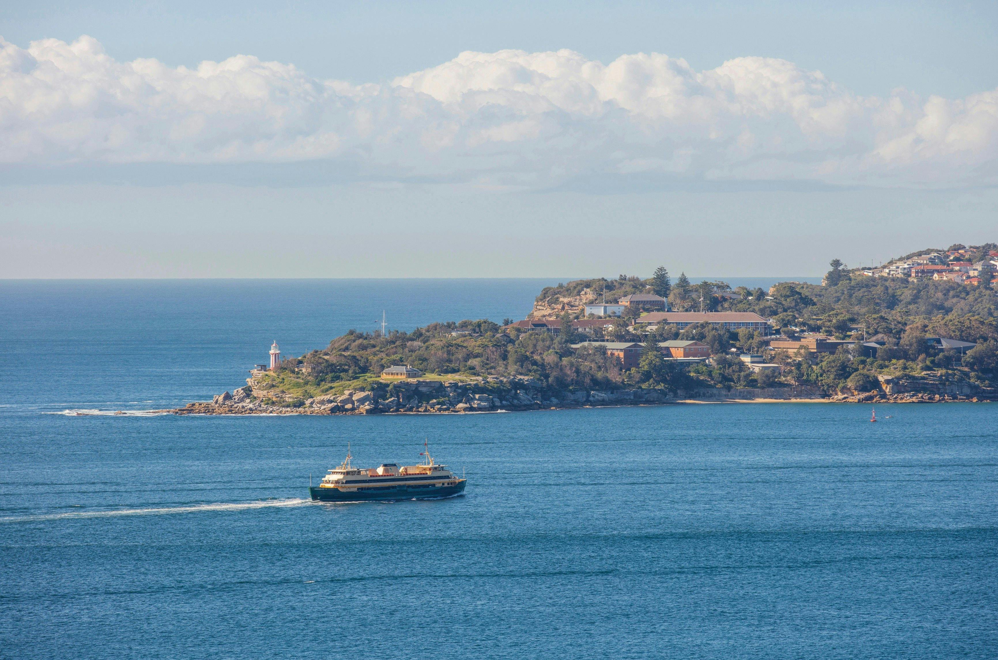 시드니 항구를 통과하는 맨리 페리의 멋진 해안 전망