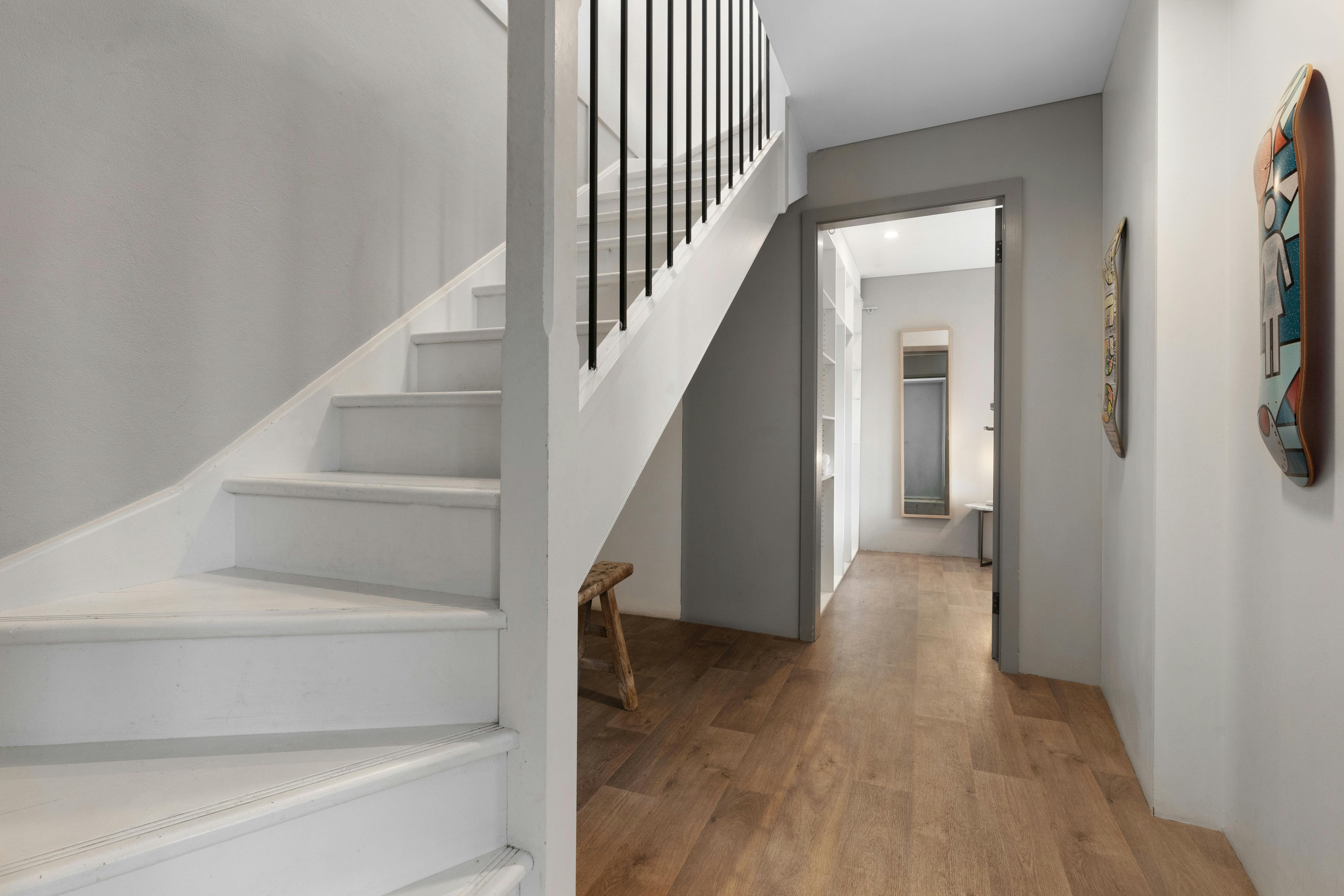 樓梯通往樓上，木台階，時尚簡約的設計。