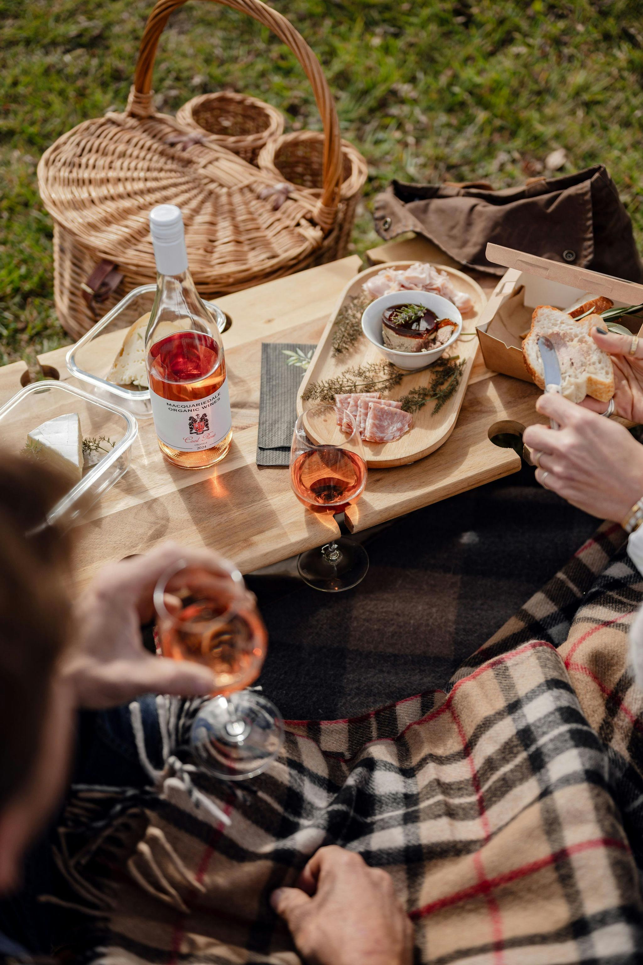 マッコーリーデールワインのボトルをお選びいただきながらのピクニック