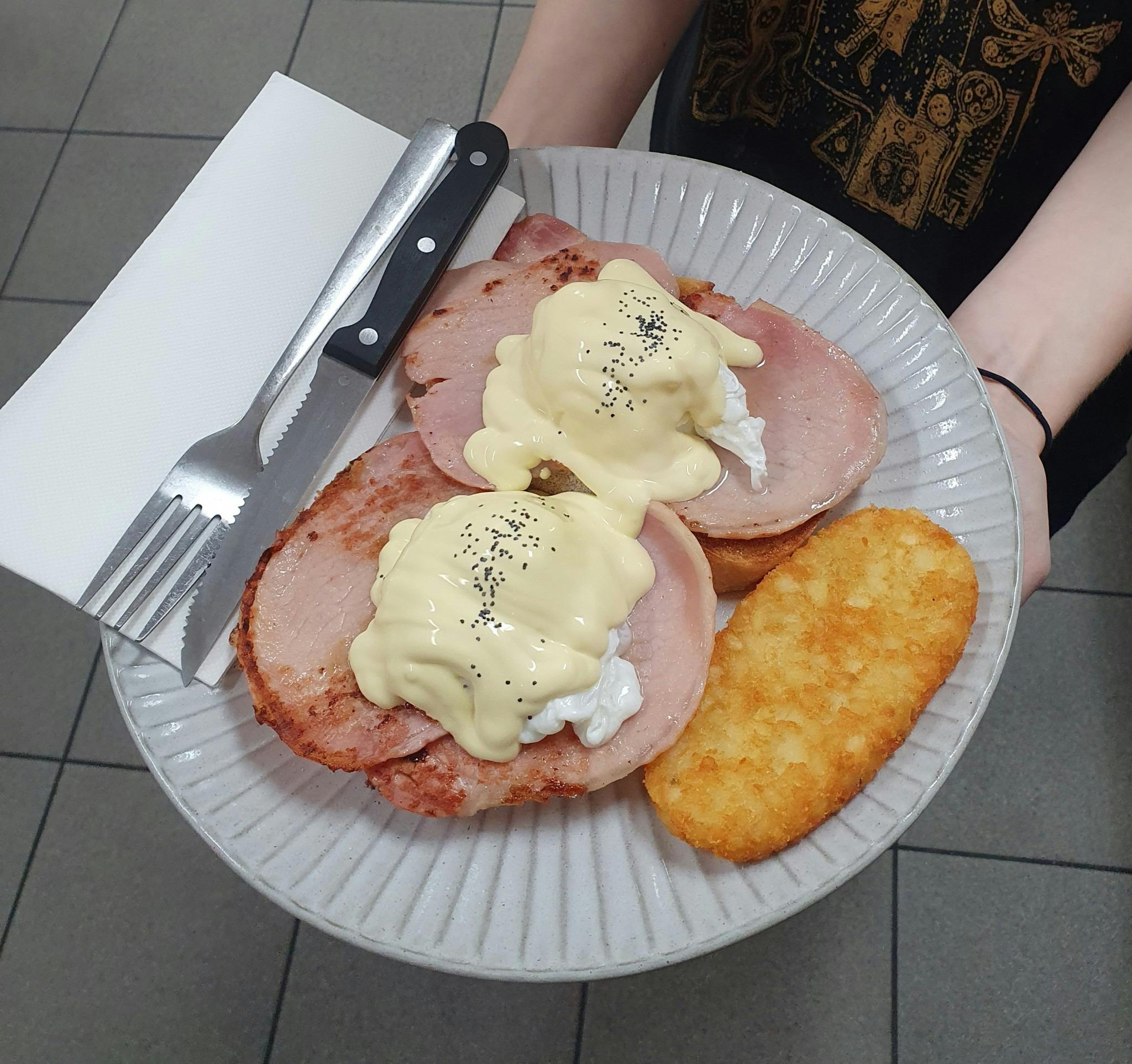 에그 베네딕트와 해시 브라운