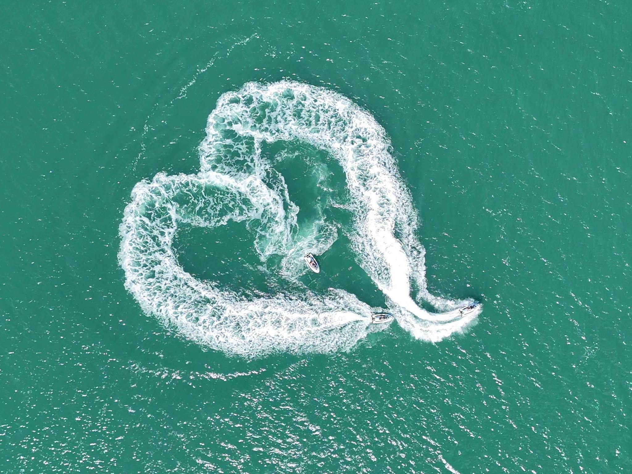 Jet skis making a heart Jet skis making a heart