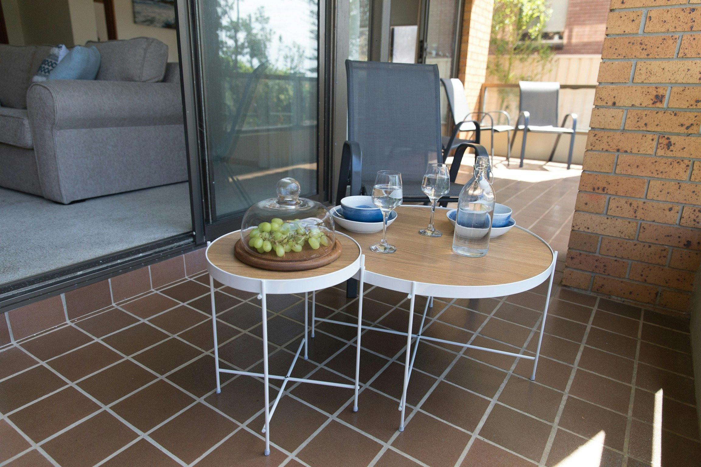 타라나키 비치 하우스 | 맞은편 마을 해변 - 현관에서 휴식