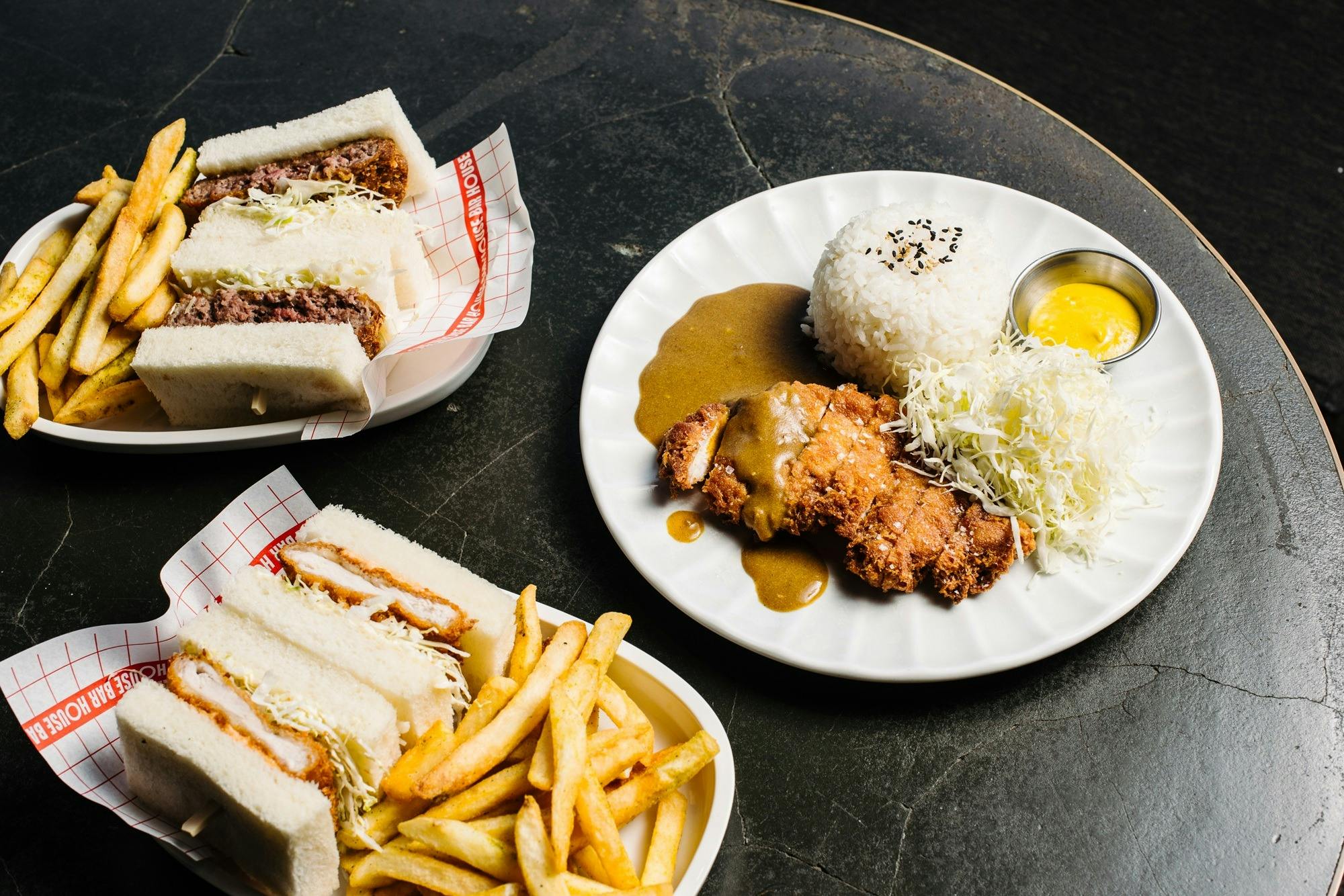 テーブルに並べられた食べ物