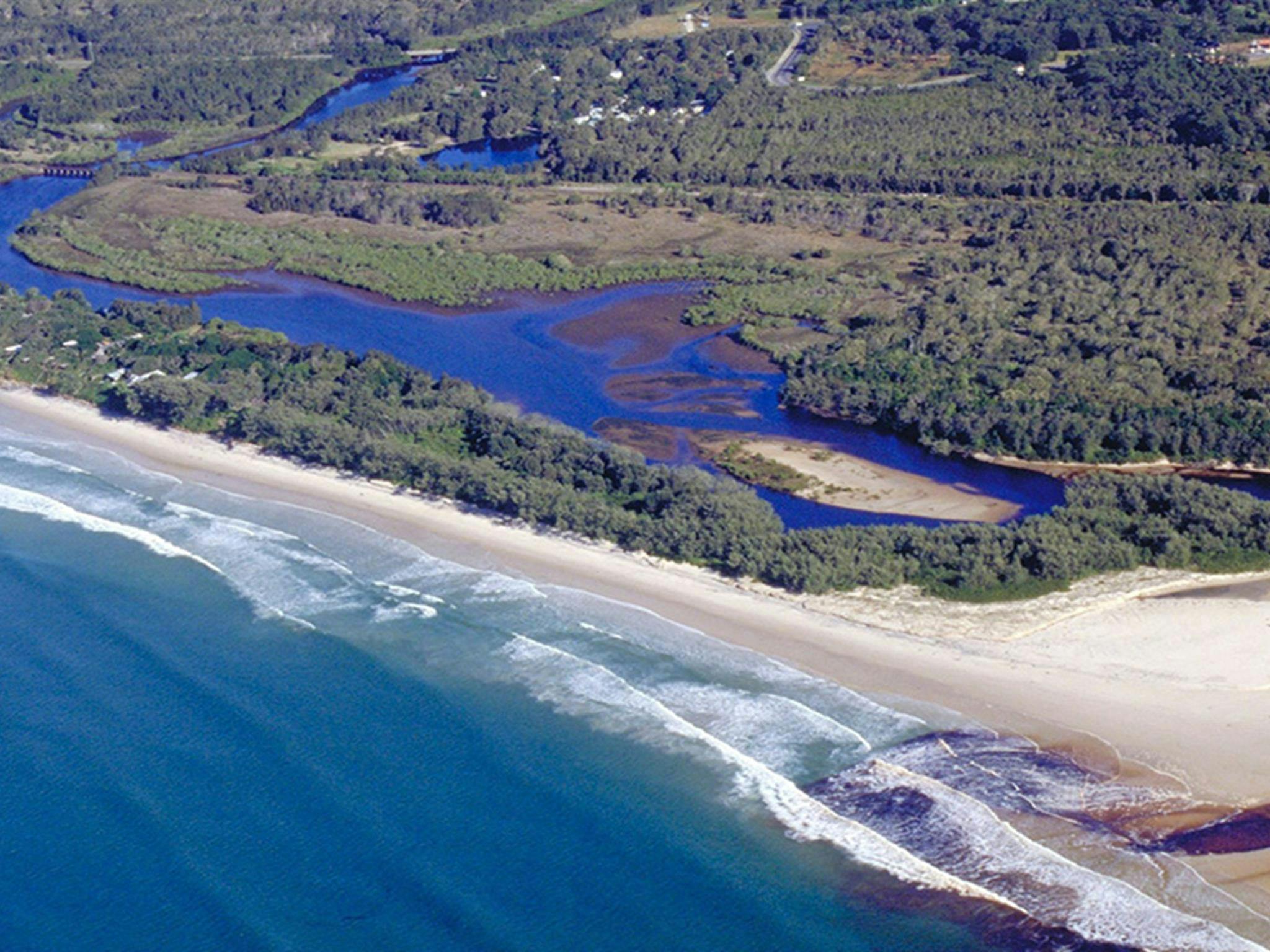 Aerial view of Belongil  area. Credit: John Lugg/DCCEEW Copyright: OEH