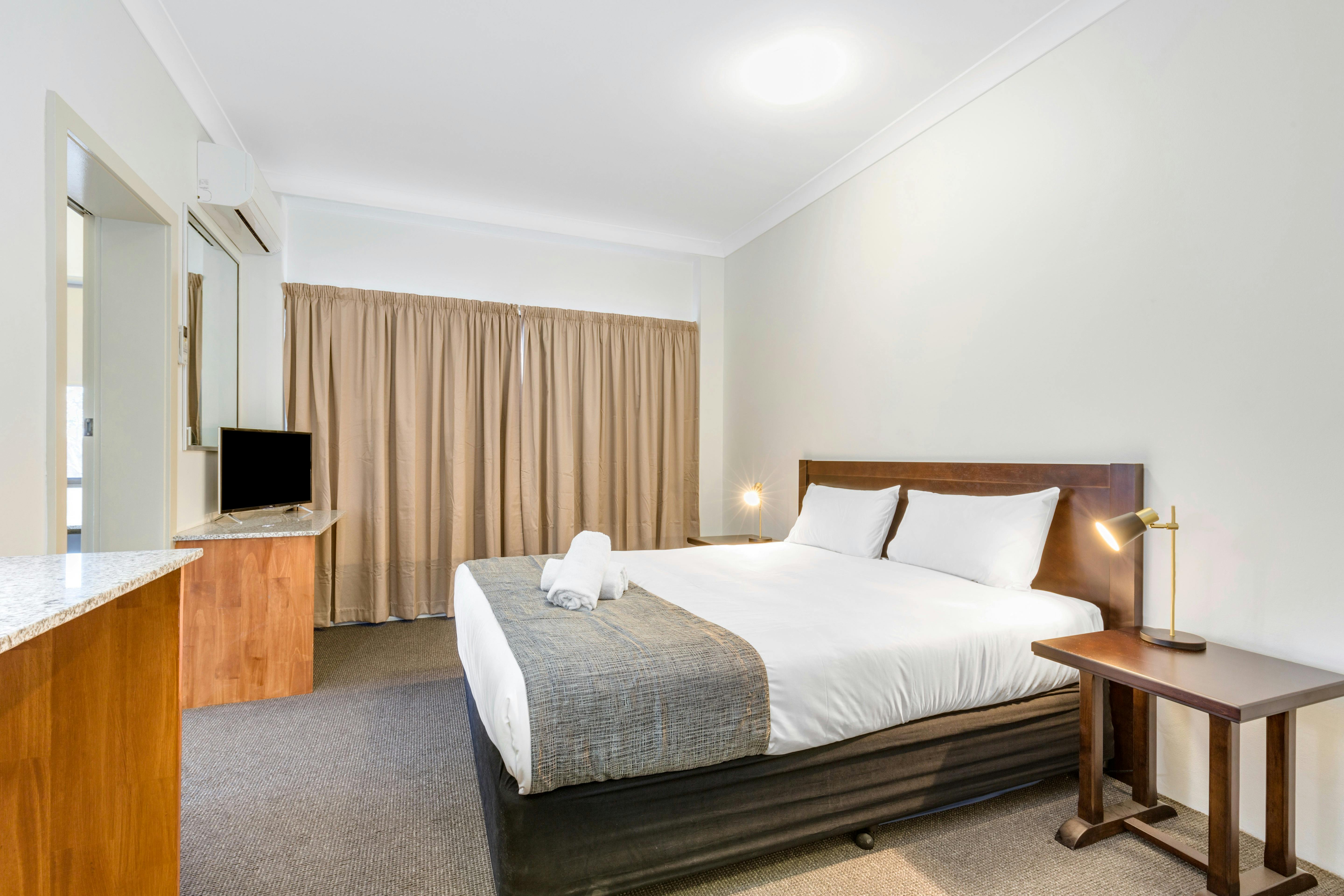 Bedroom: Hotel Suite Twin