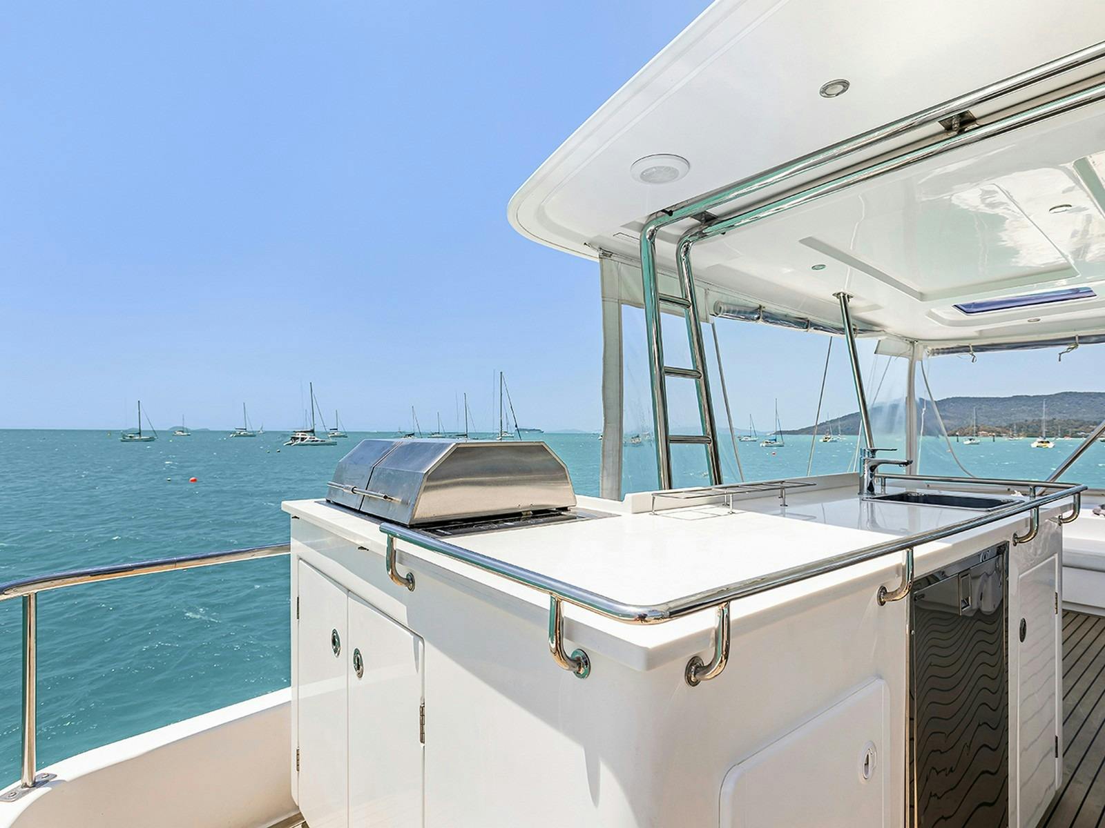 Leopard 58 - Flybridge wet bar and BBQ