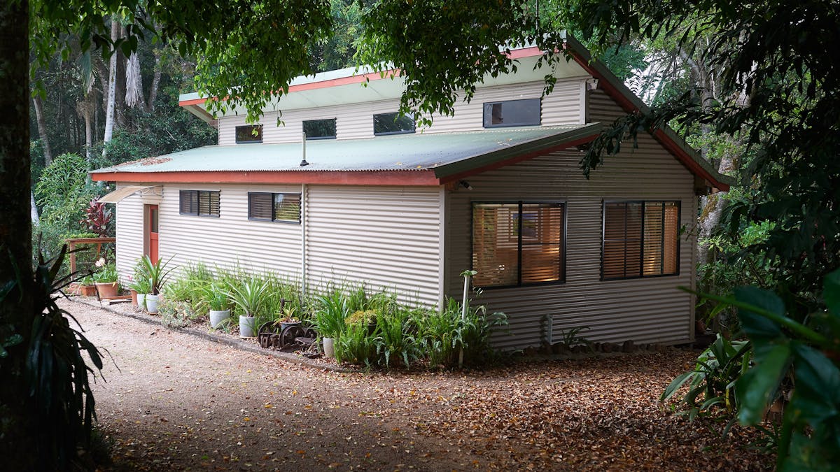 alt="Sharlynn cabin in the rain forest with ample car parking"