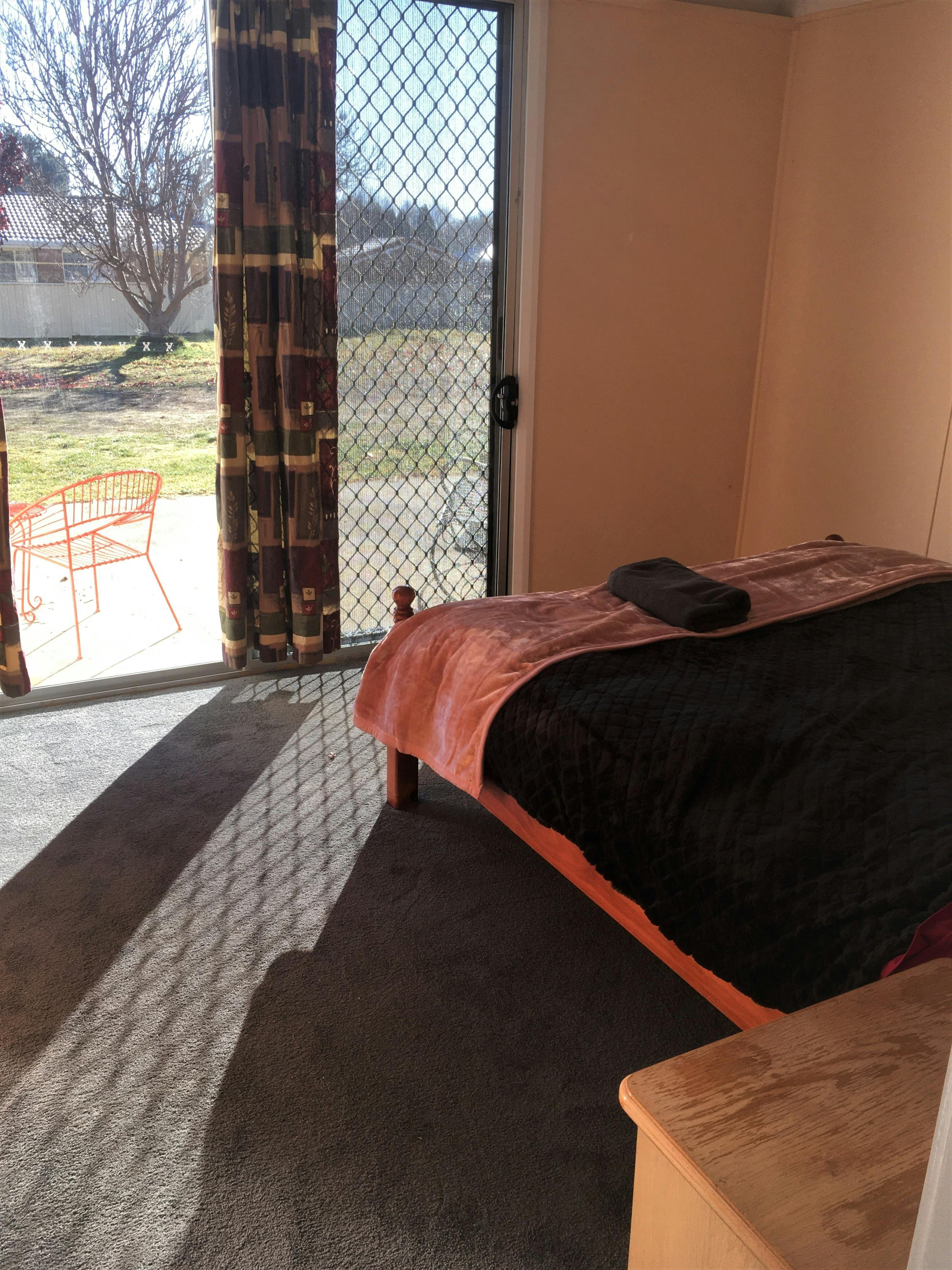 外の景色を望むベッドルーム