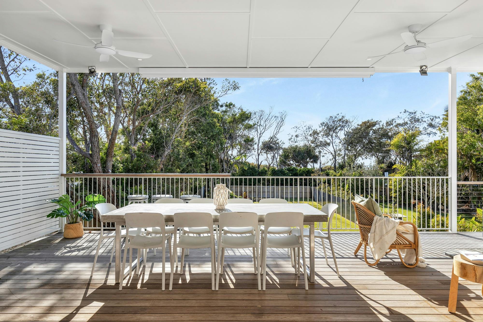 10席の屋外ダイニング