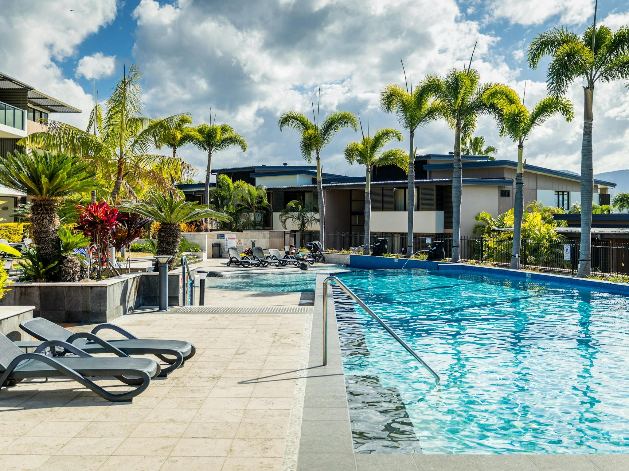 swimming pool swimming pool