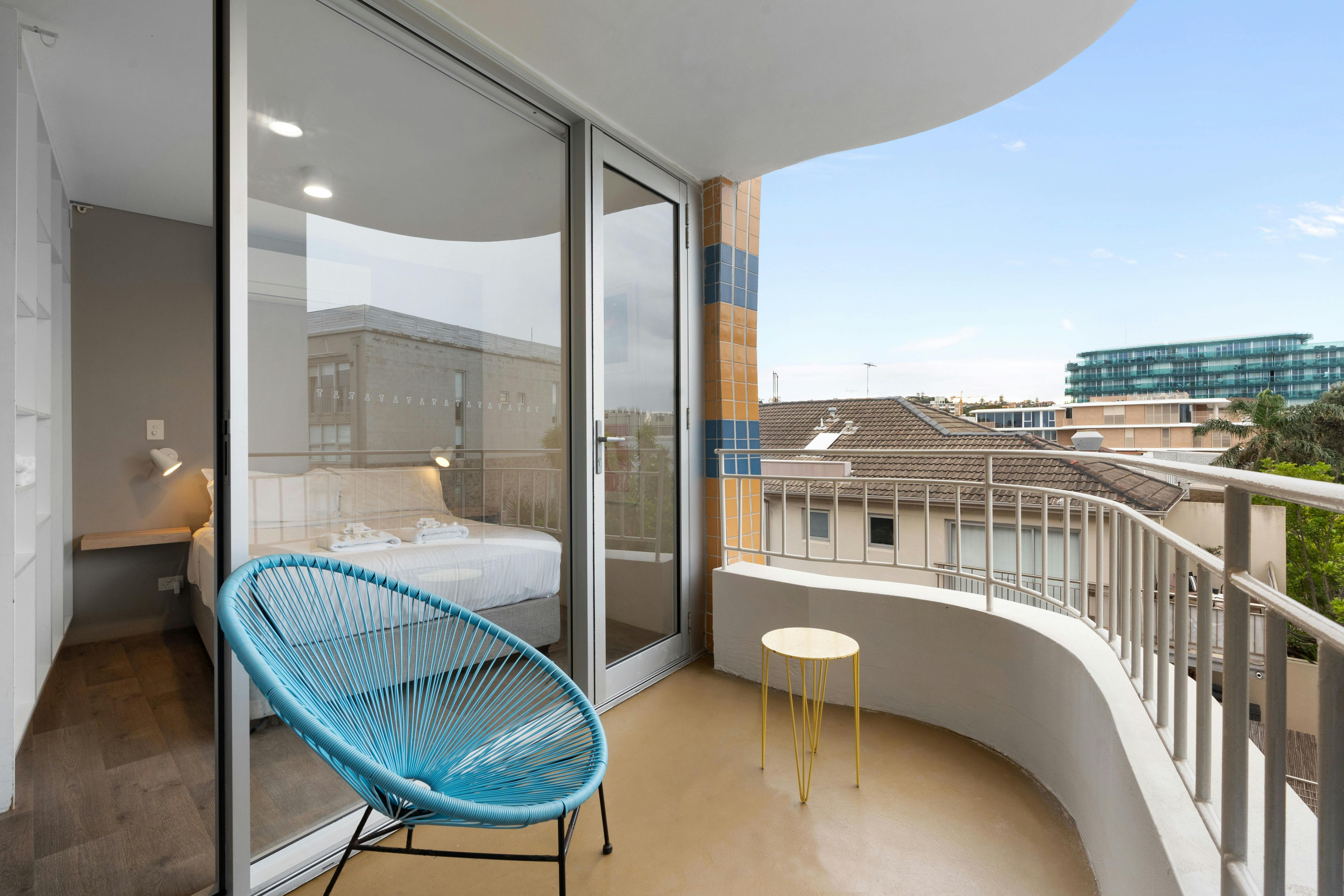 陽台配有椅子和桌子，可欣賞城市景觀，非常適合放鬆身心。