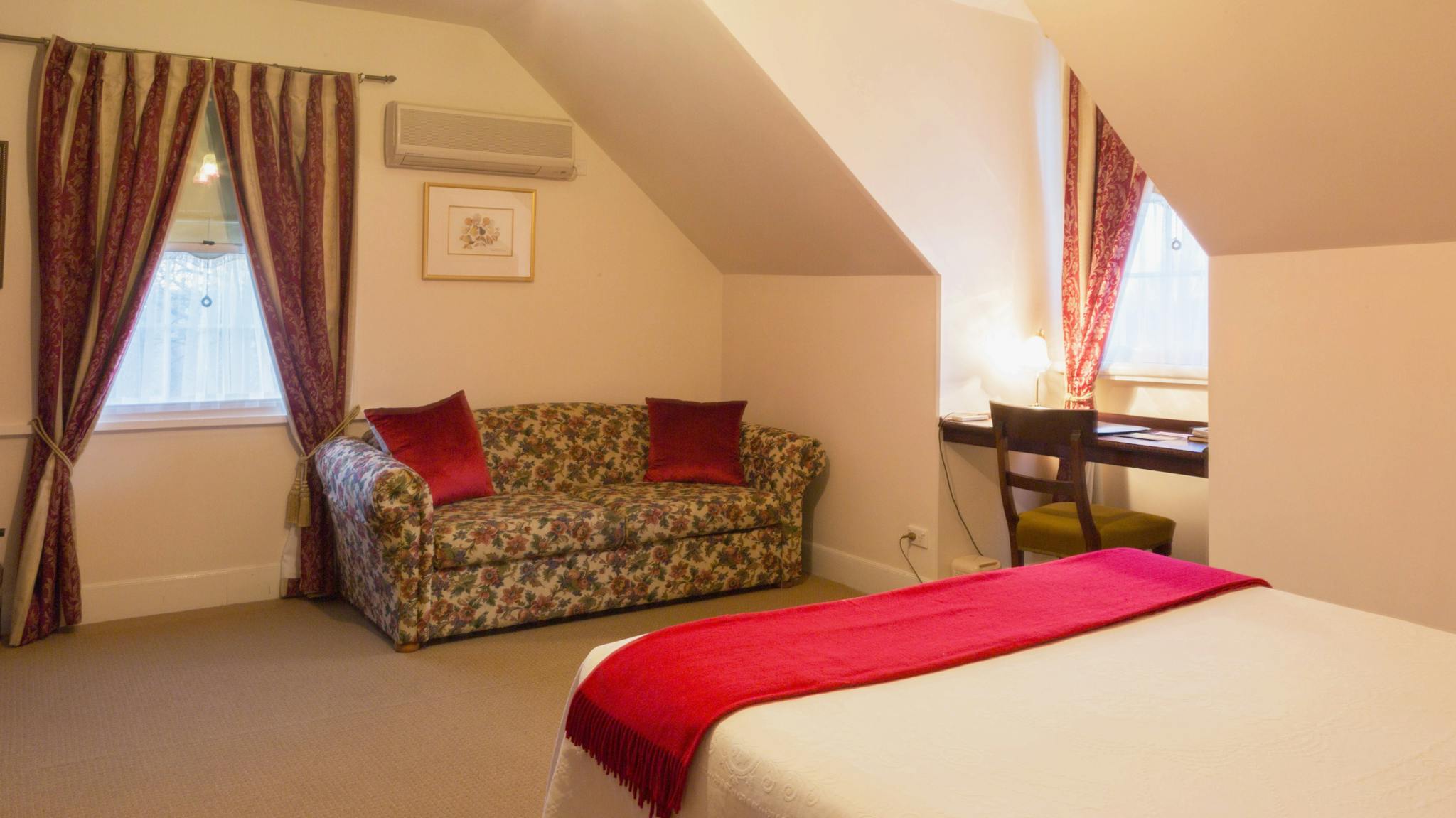 Upstairs Queen superior room at The Racecourse Inn, Longford
